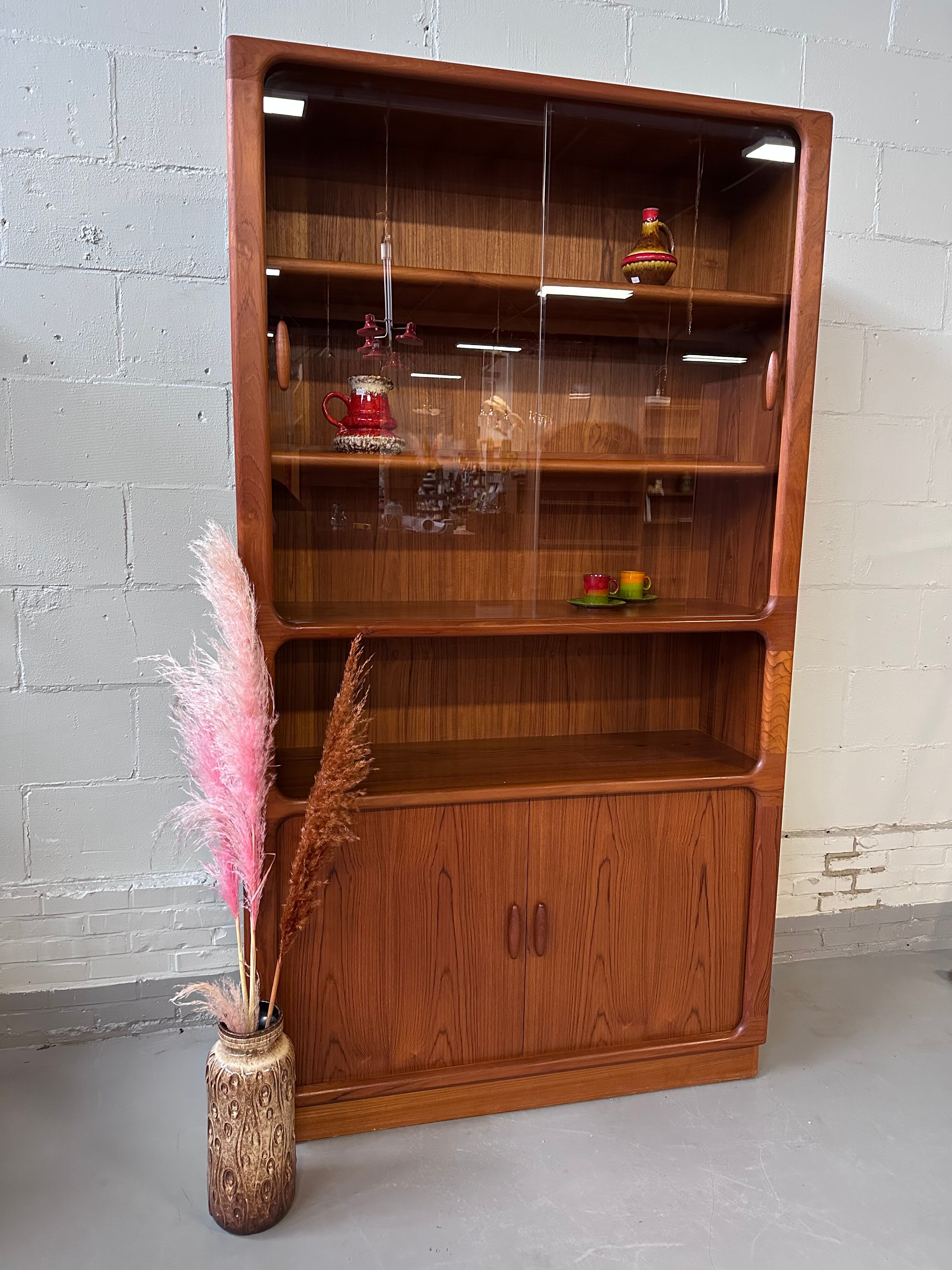Dyrlund teak highboard closet