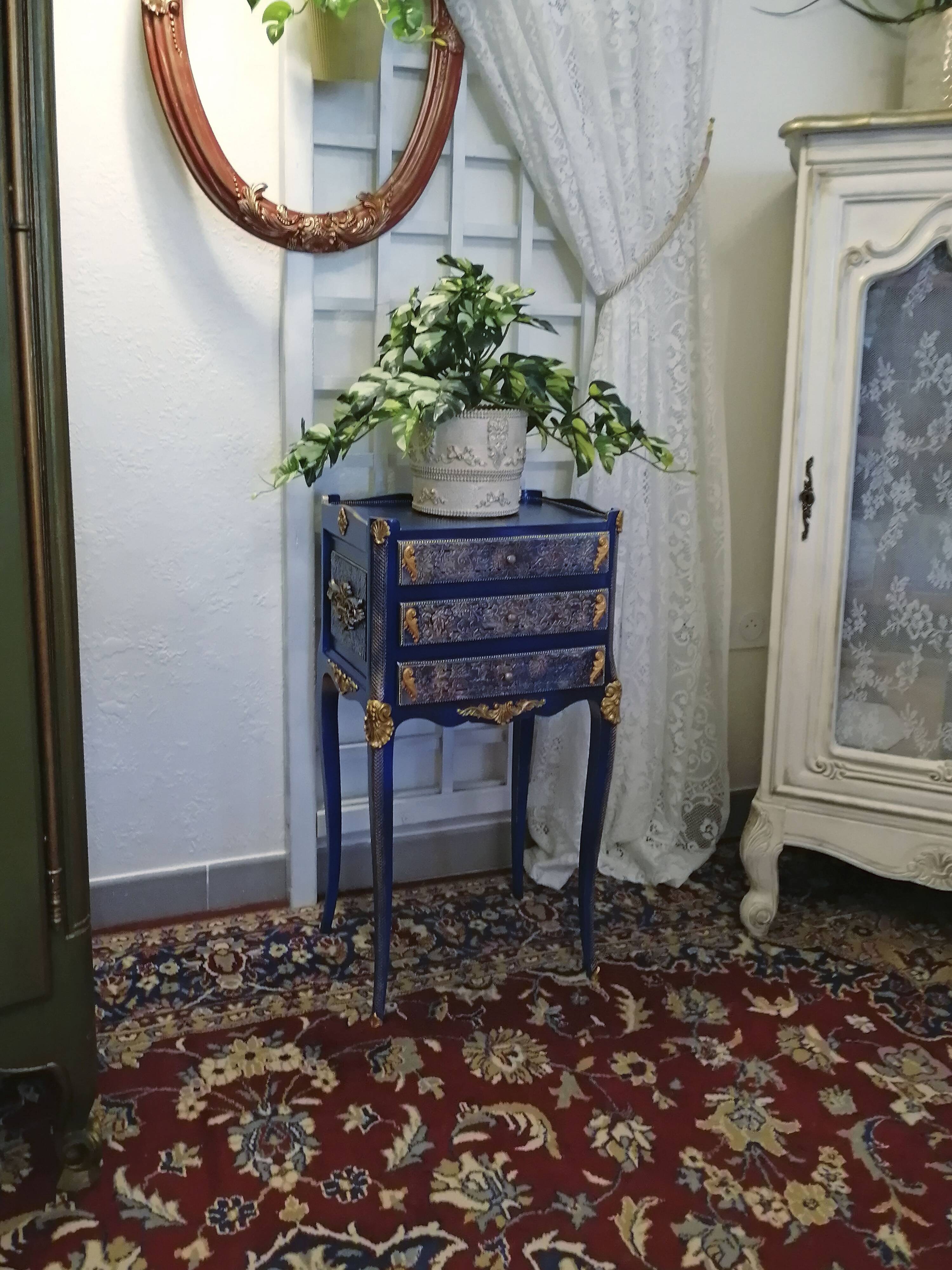 Table de chevet relookée classique – meuble décoratif bleu et doré