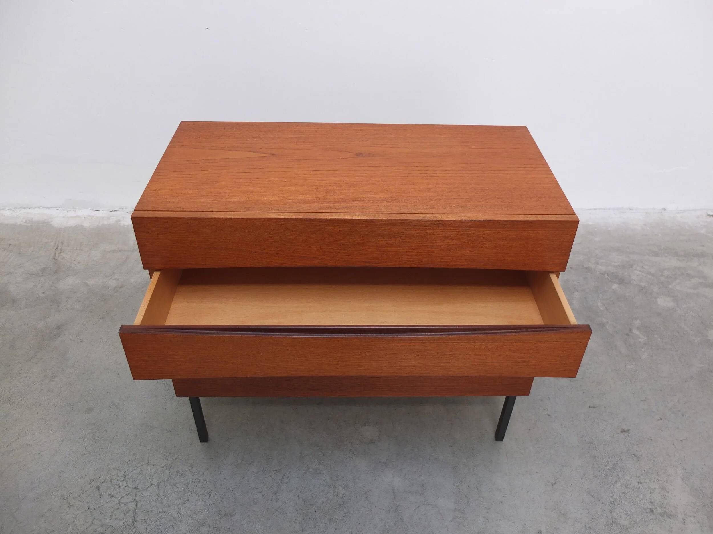 Commode unique dans le style d'Arne Vodder, années 1960.