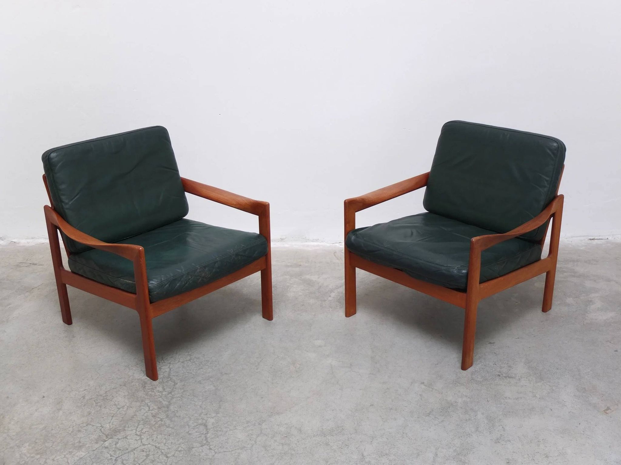 Paire de fauteuils danois par Illum Wikkelsø pour Niels Eilersen, années 1960.