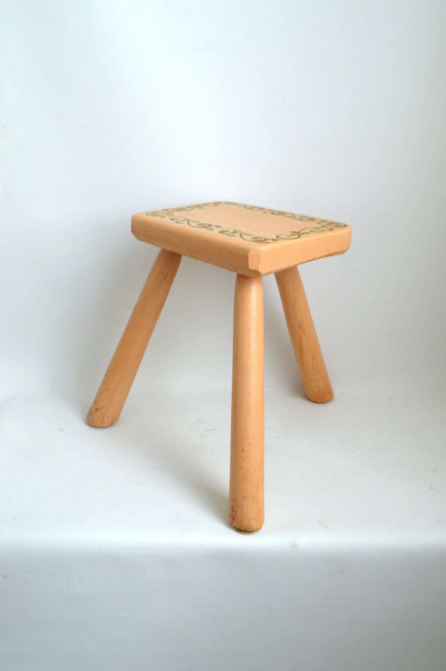 Tripod milking stool