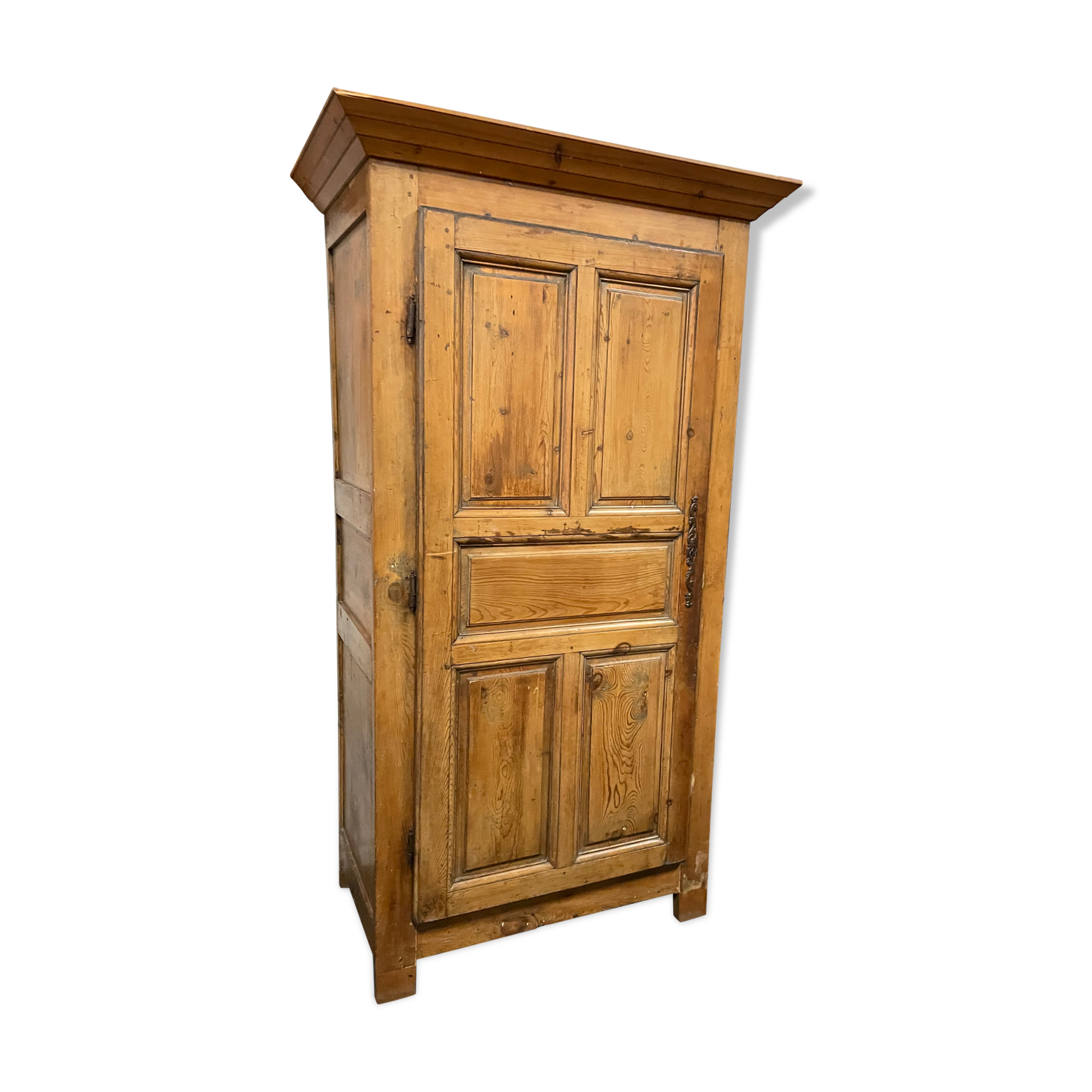 White wooden bonnetière