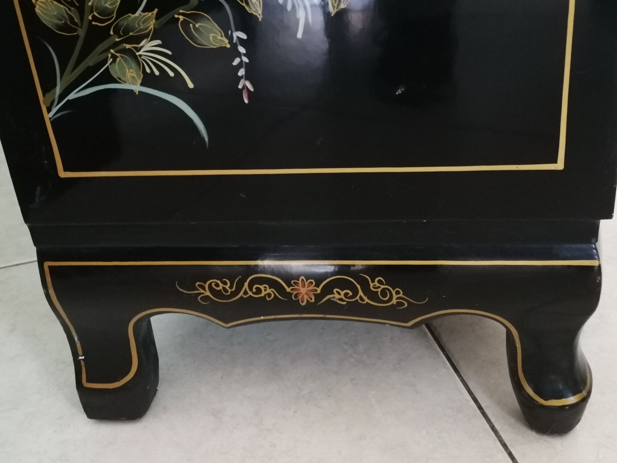 Buffet of black and gold laqué Chinese storage with relief subjects decorated flowers painted birds