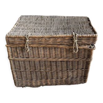 Wicker trunk