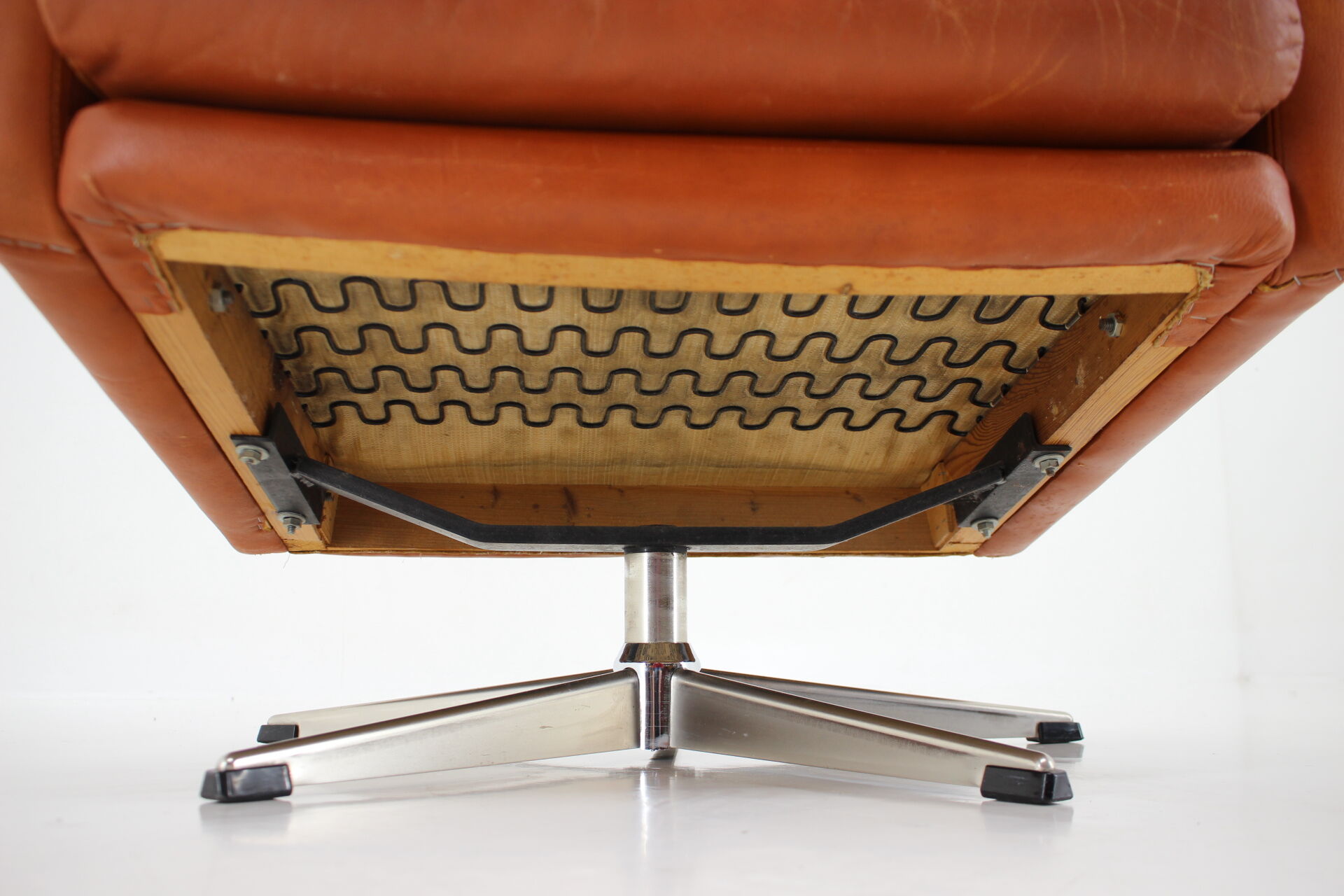 1970s leather swivel armchair by Nili Stoppmobler, Denmark