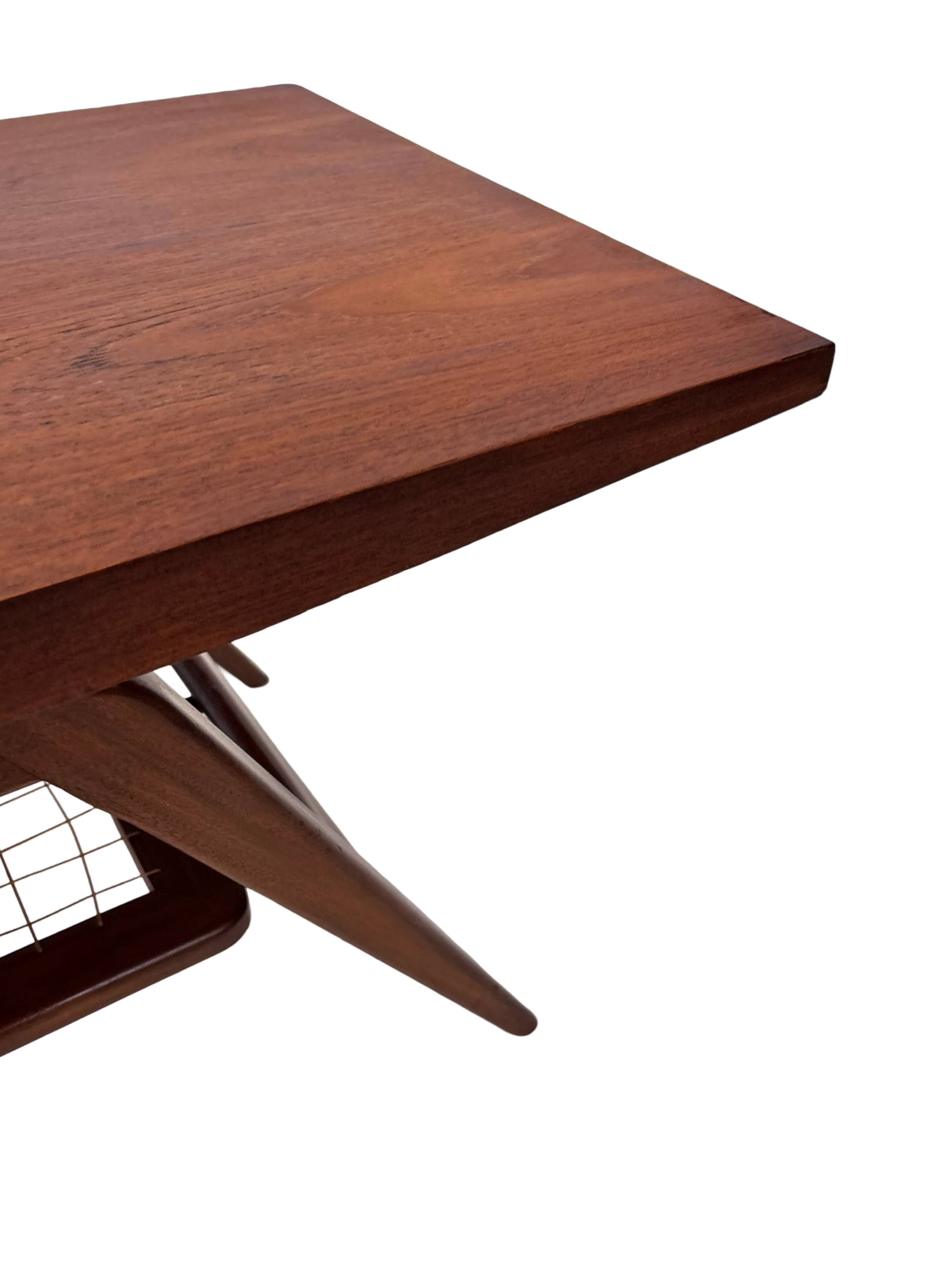 Table basse en teck dans le style de Louis van Teeffelen, années 1960