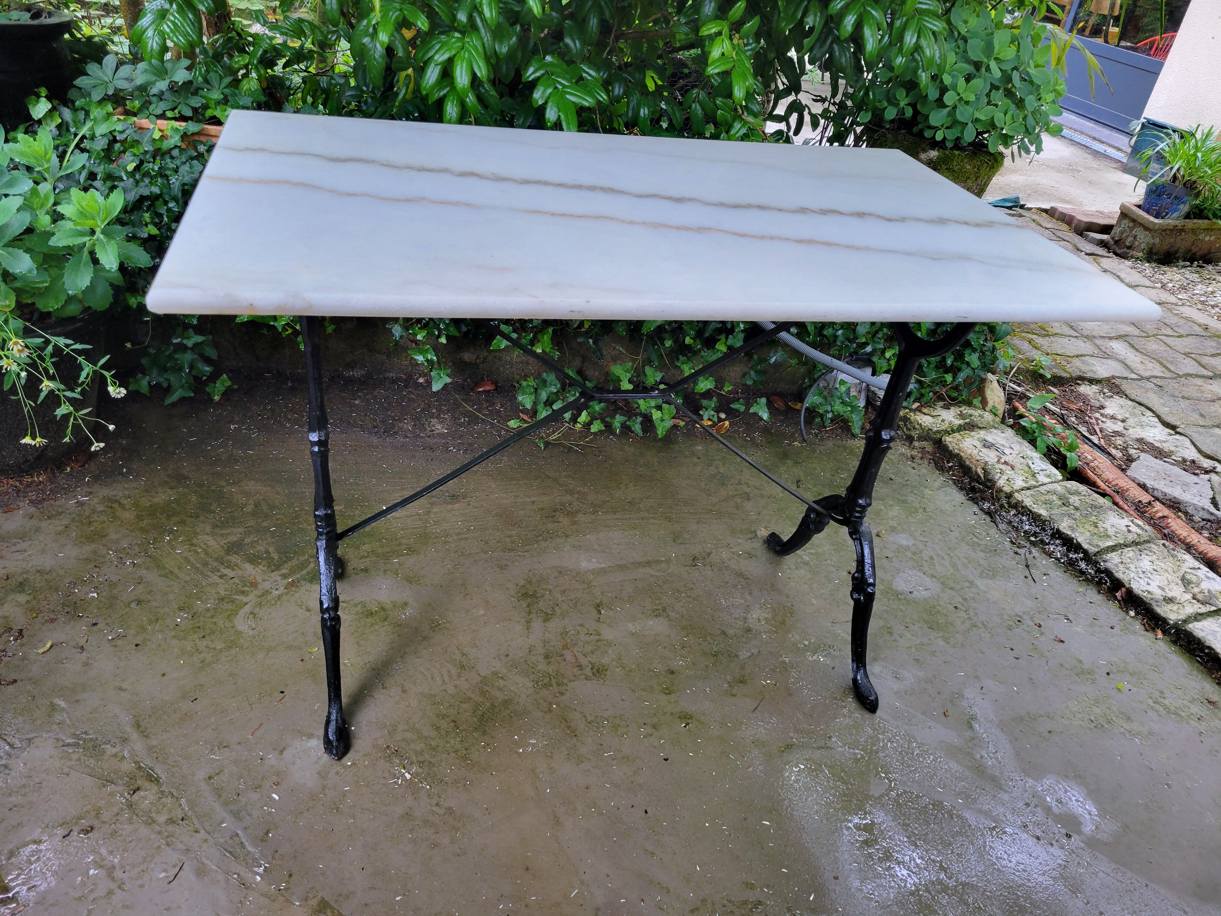 Bistro table in Carrara marble and cast iron, circa 1900.
