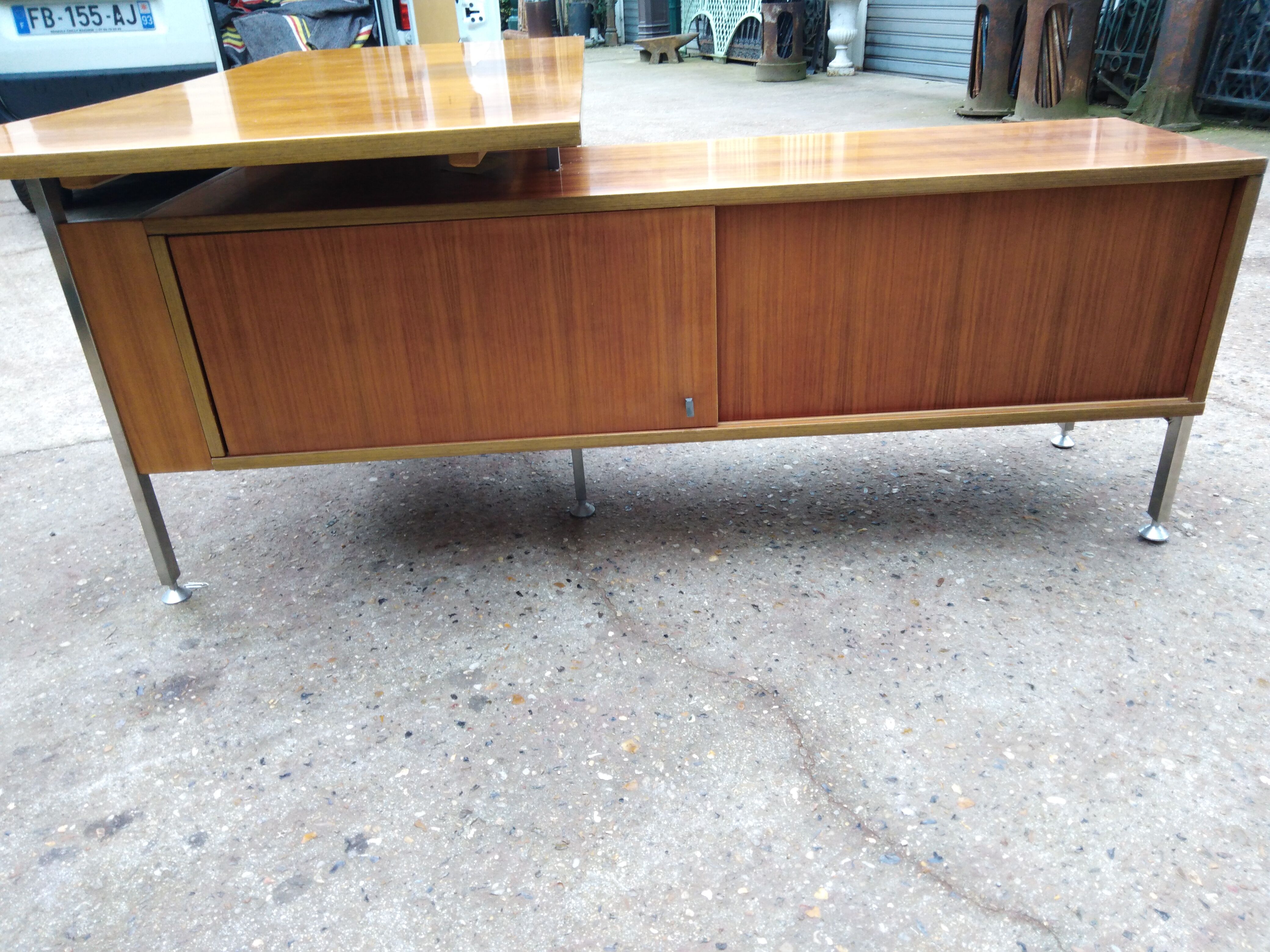 Grand Bureau design 1970 with return. light wood and chrome pietement
