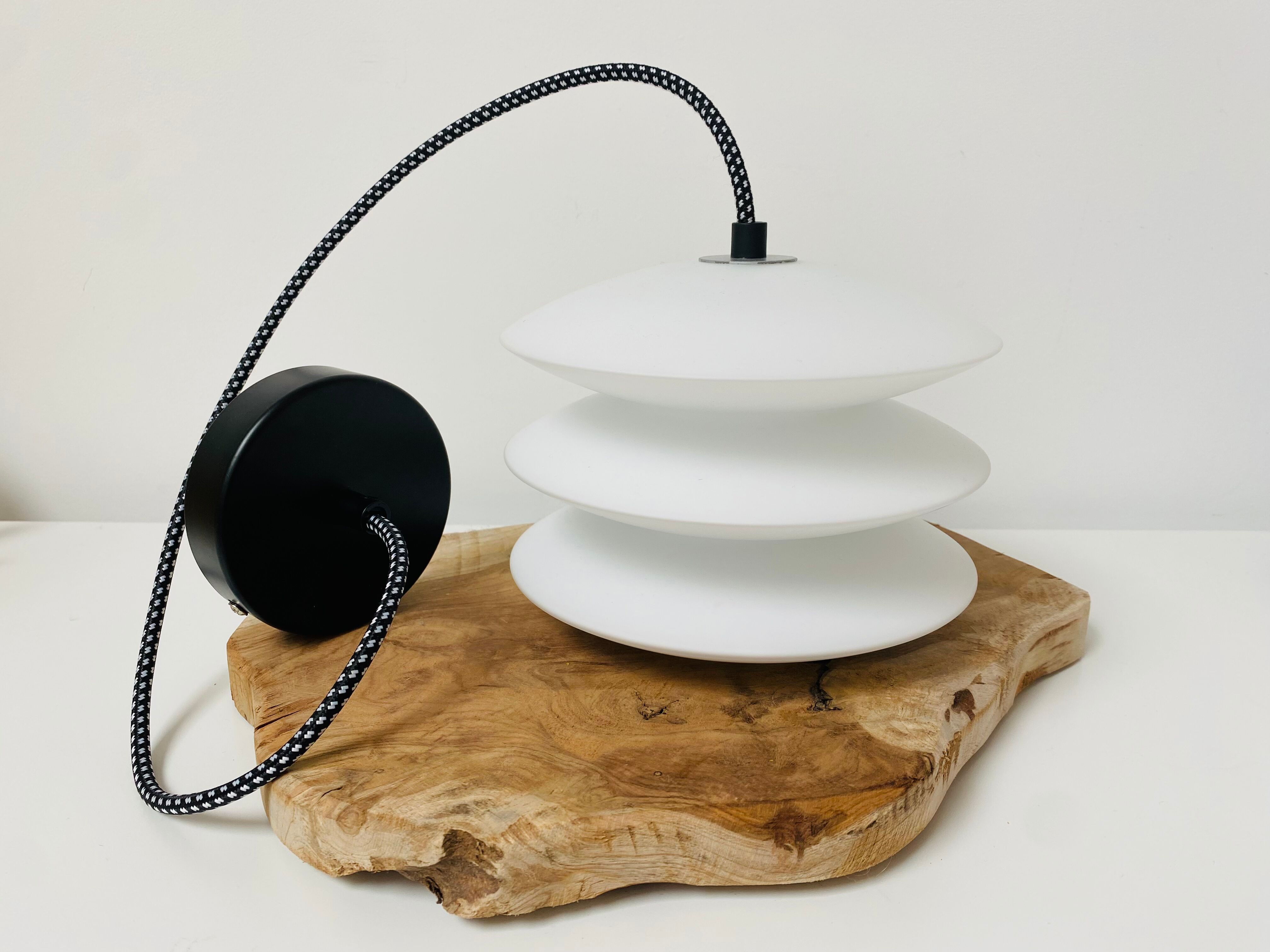 Corrugated opaline suspension