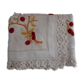 Nappe napperon blanche carrée brodée de crises rouge. Entourage dentelle et jours.