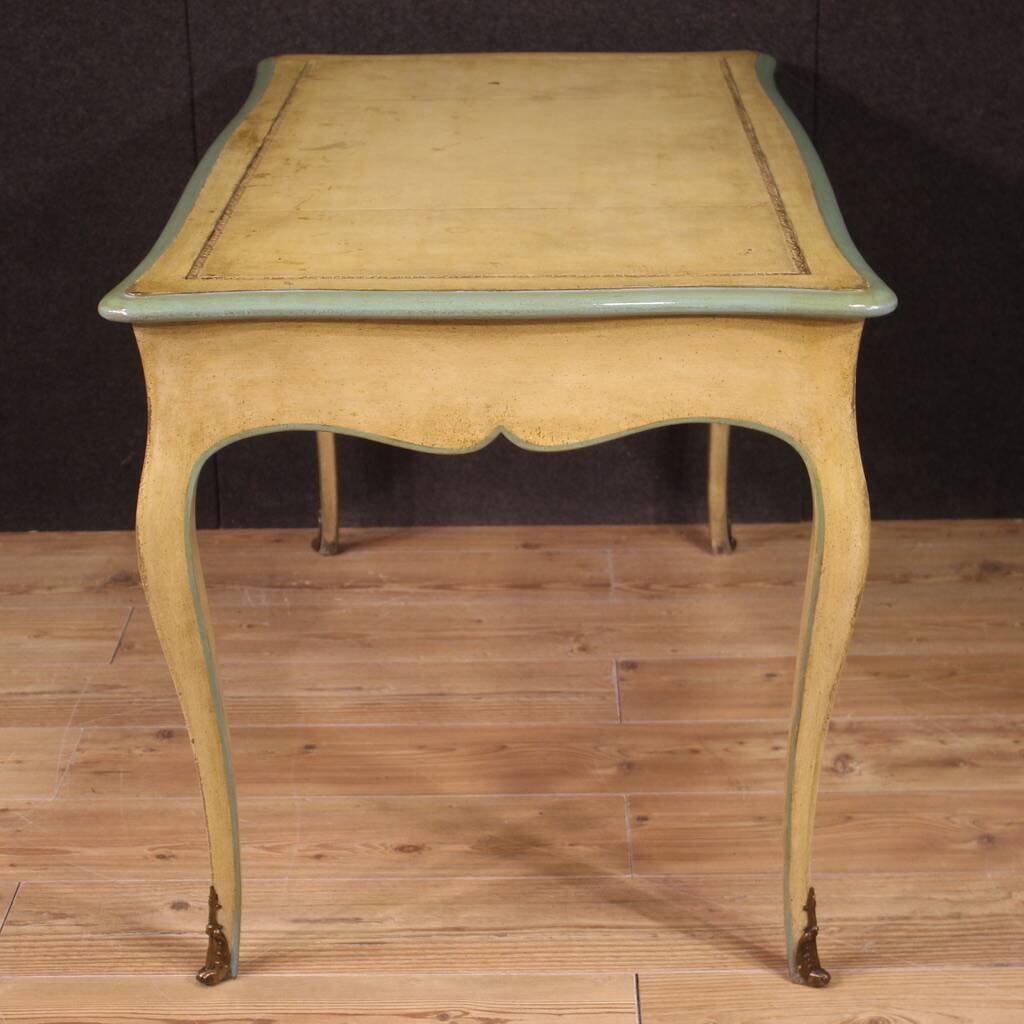 Grand bureau laqué de style Louis XV