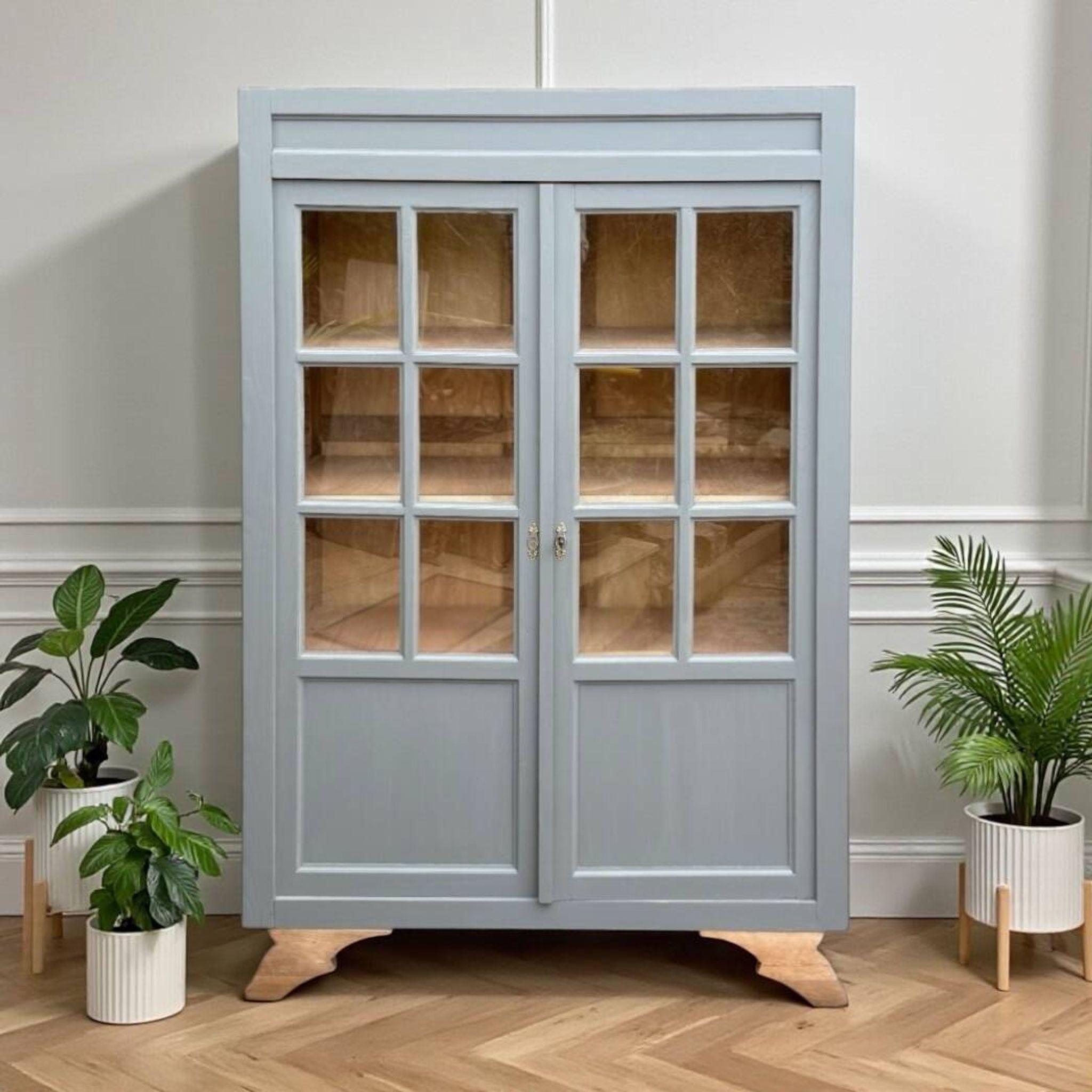 Armoire parisienne vitrée grise de la Samaritaine 1960
