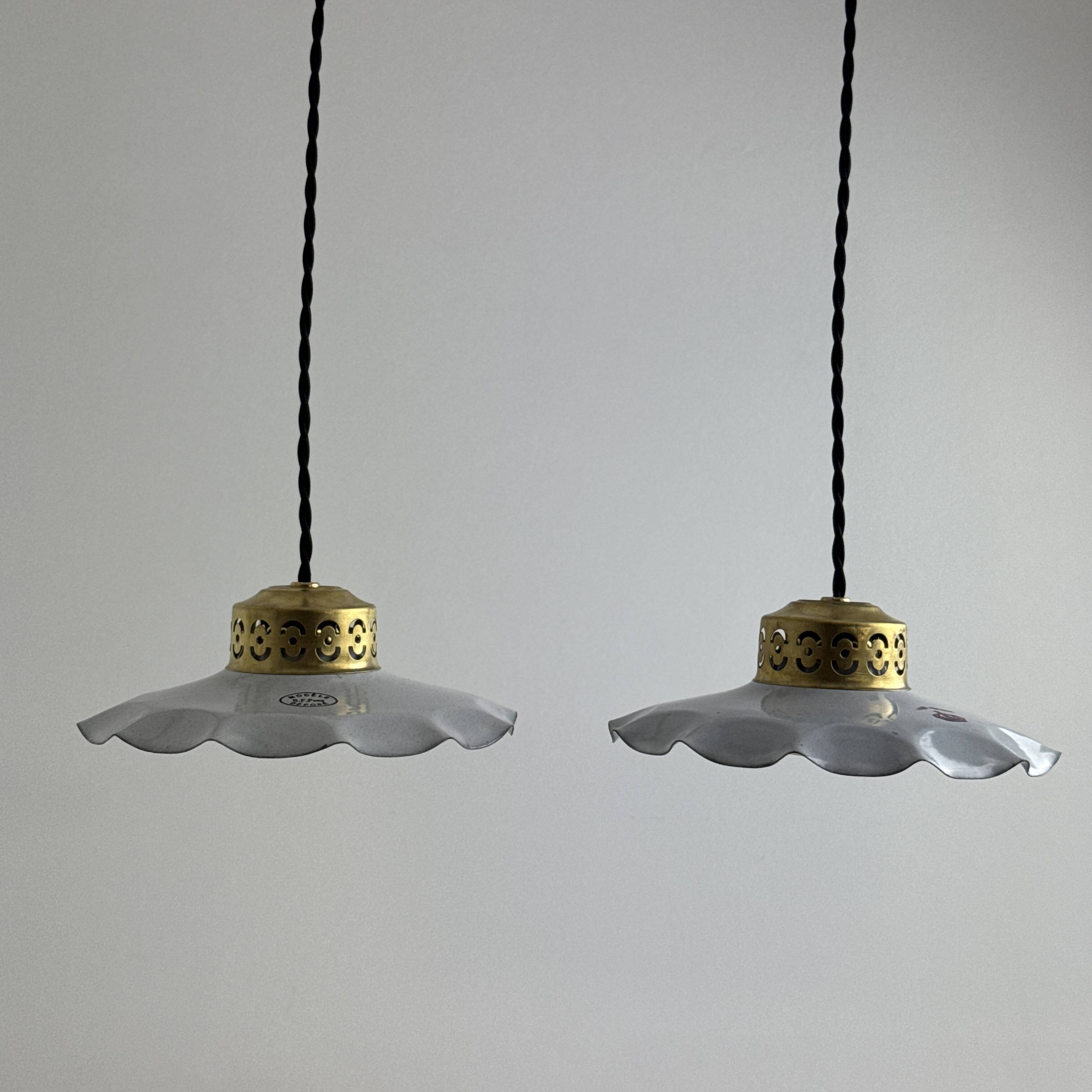 Paire d’anciennes petites suspensions emaillees