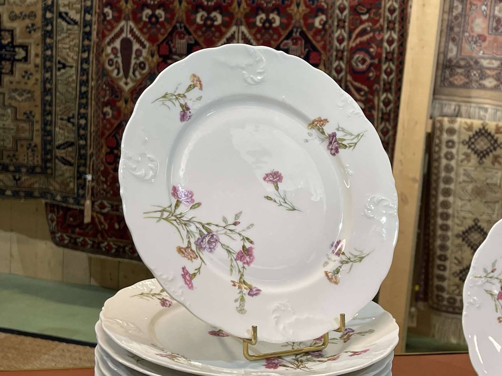 Service de table en porcelaine de Limoges à décor floral des années 1950 - 31 pièces