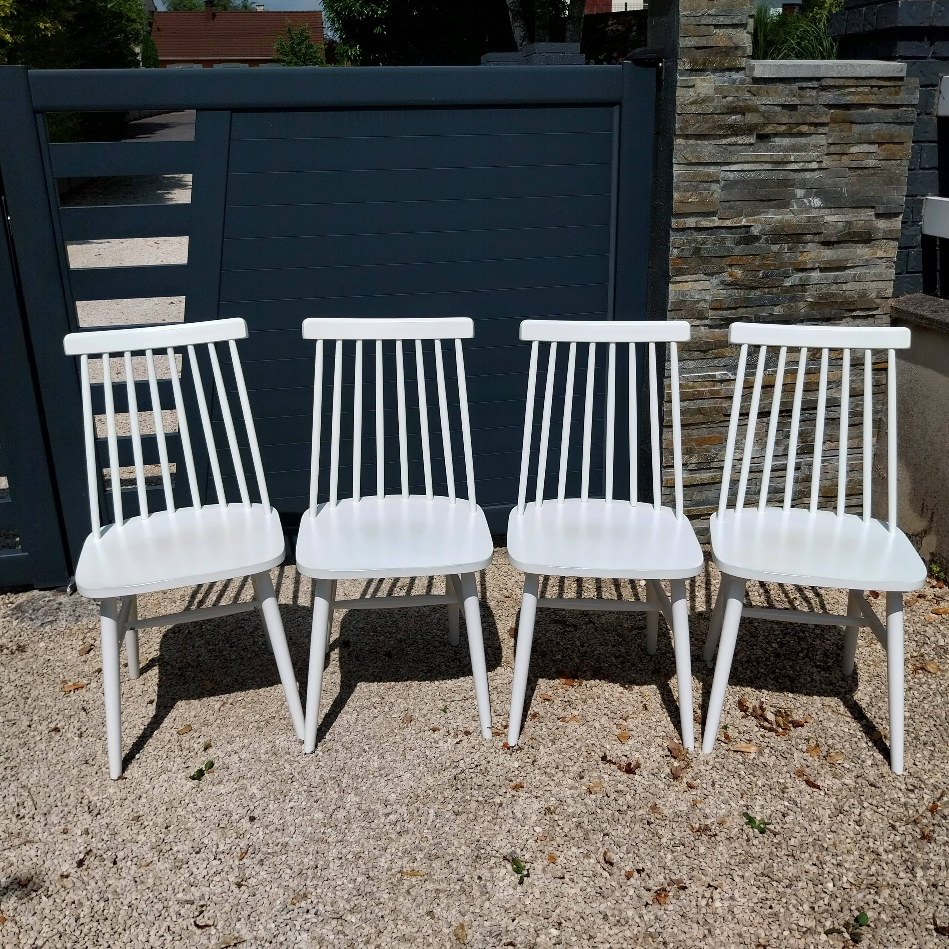 Lot 4 Scandinavian style chairs