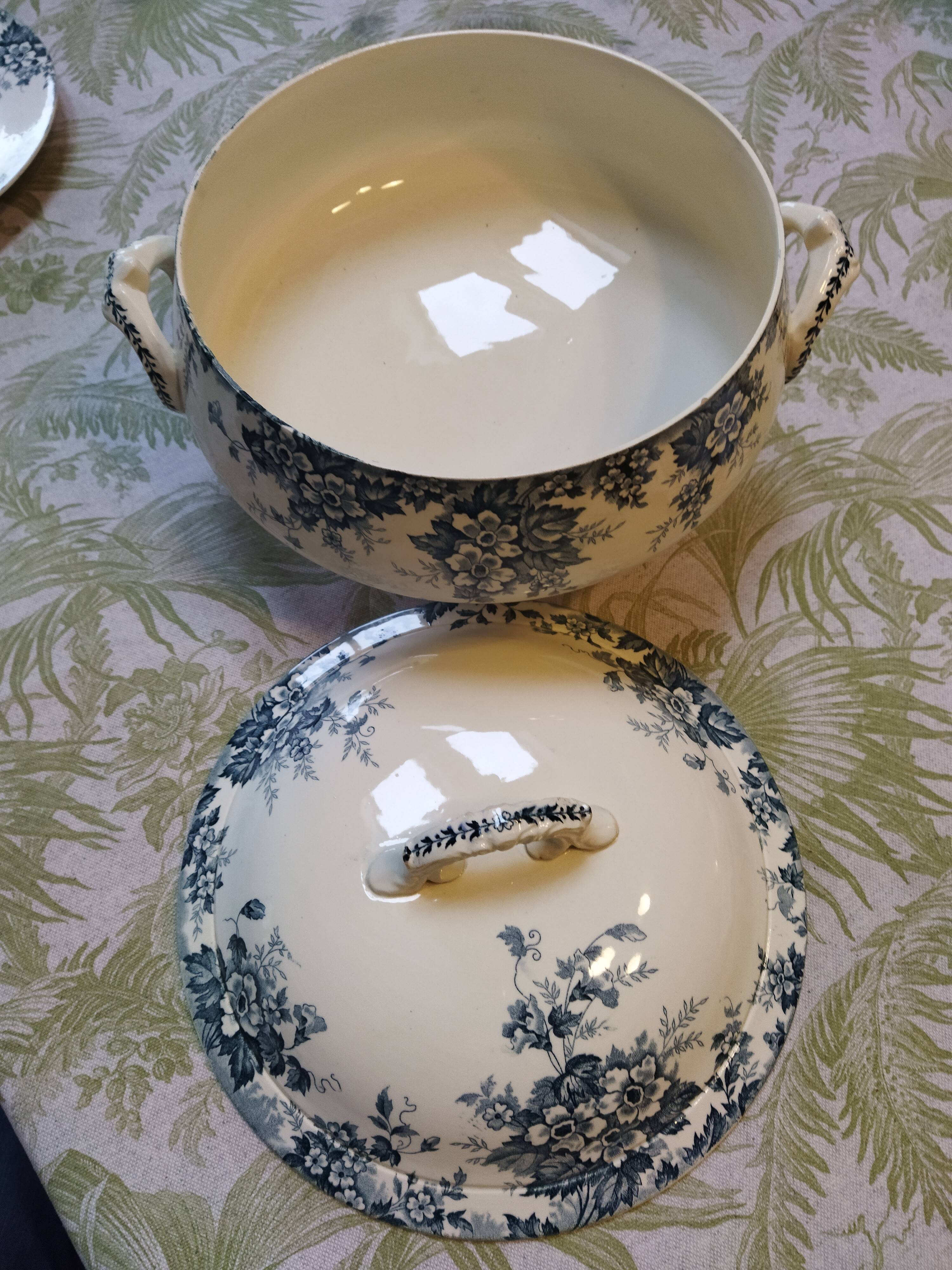 Souptureen or vegetable Saint Amand