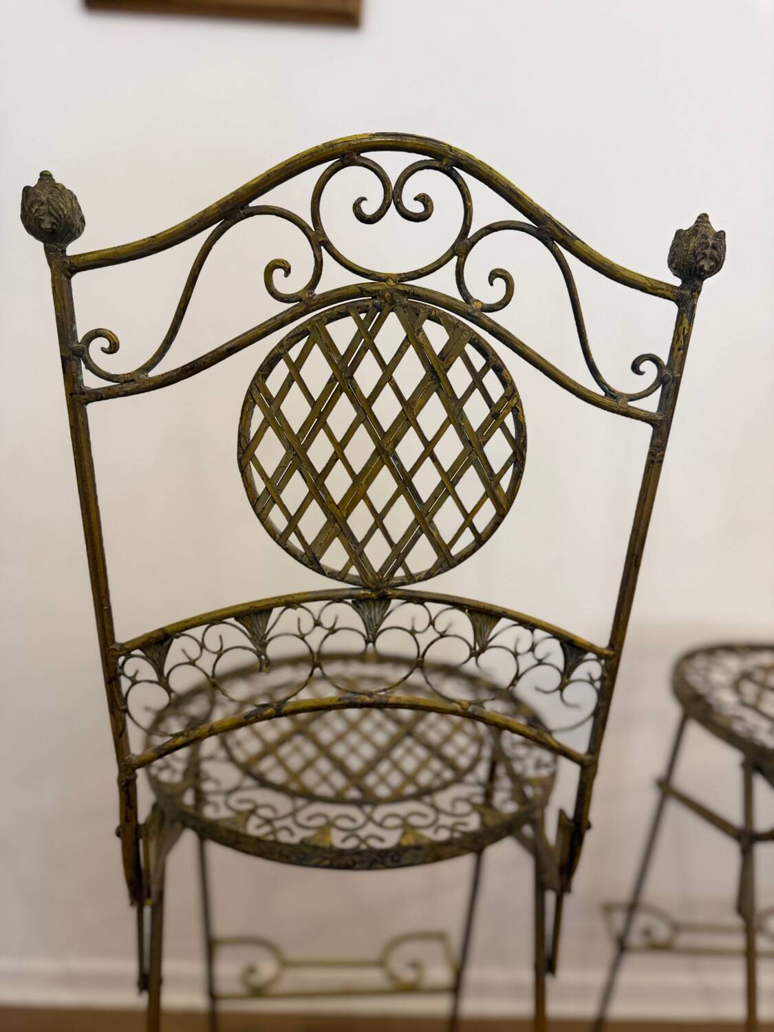 Paire de chaises hautes pliantes en fer forgé – Patine ocre – Style Ja