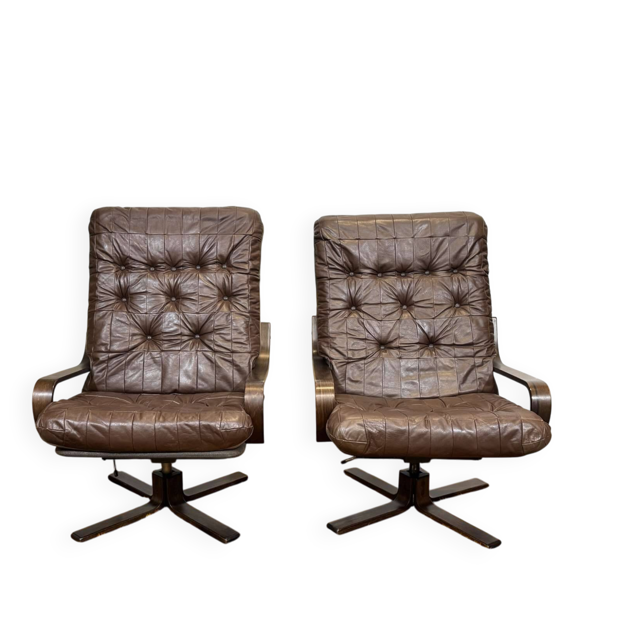 Pair of Norwegian swivel armchairs in leather and beech from the 1970s.