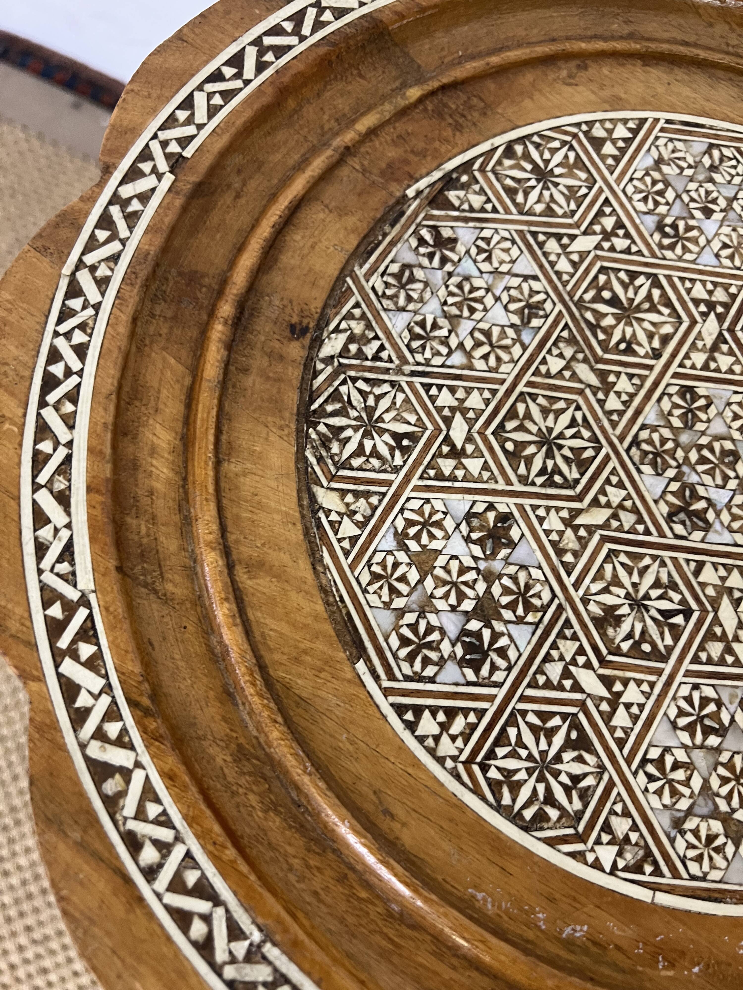 Wooden pedestal table / harness