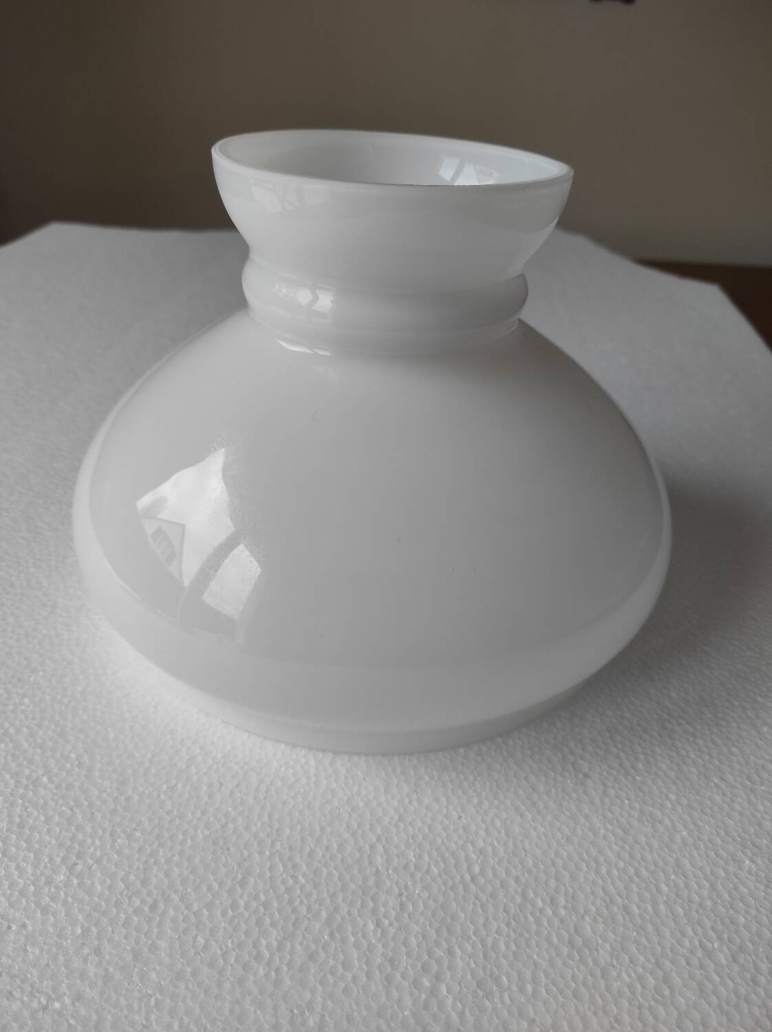 Globe in opaline, height 16.7 cm