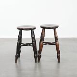 Ensemble de deux tabourets Windsor anglais anciens et intemporels du XVIIIe siècle, présentant une superbe patine.