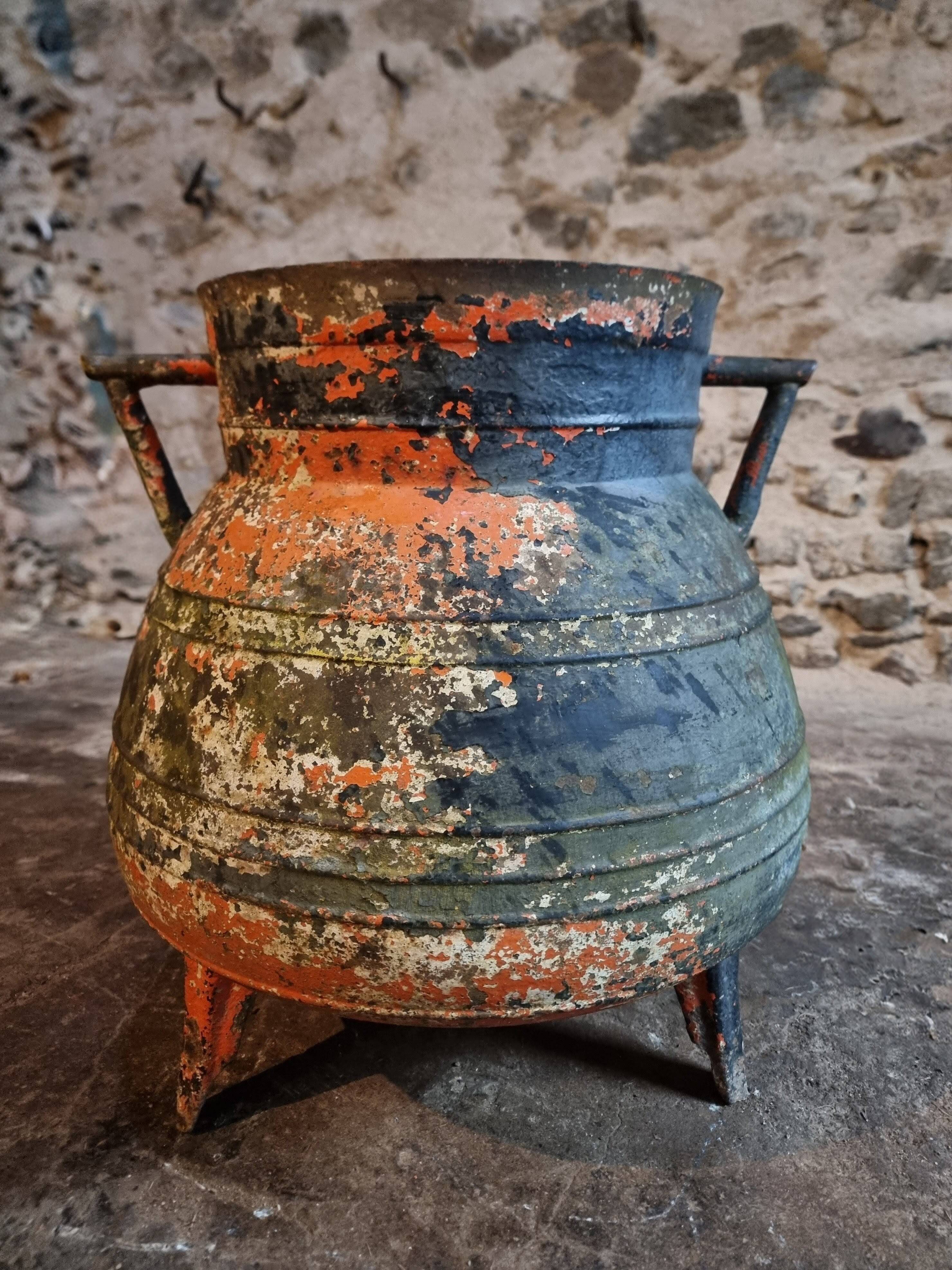 Ensemble d'anciens pots en fonte (chaudrons), France, 1880–1900