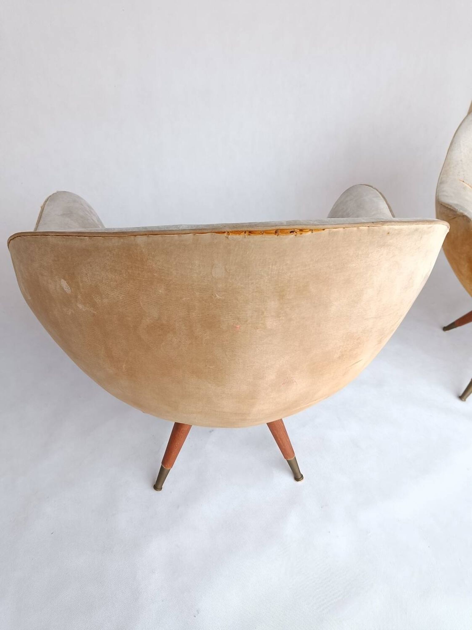 2 fauteuils œuf et canapé par Paged des années 50