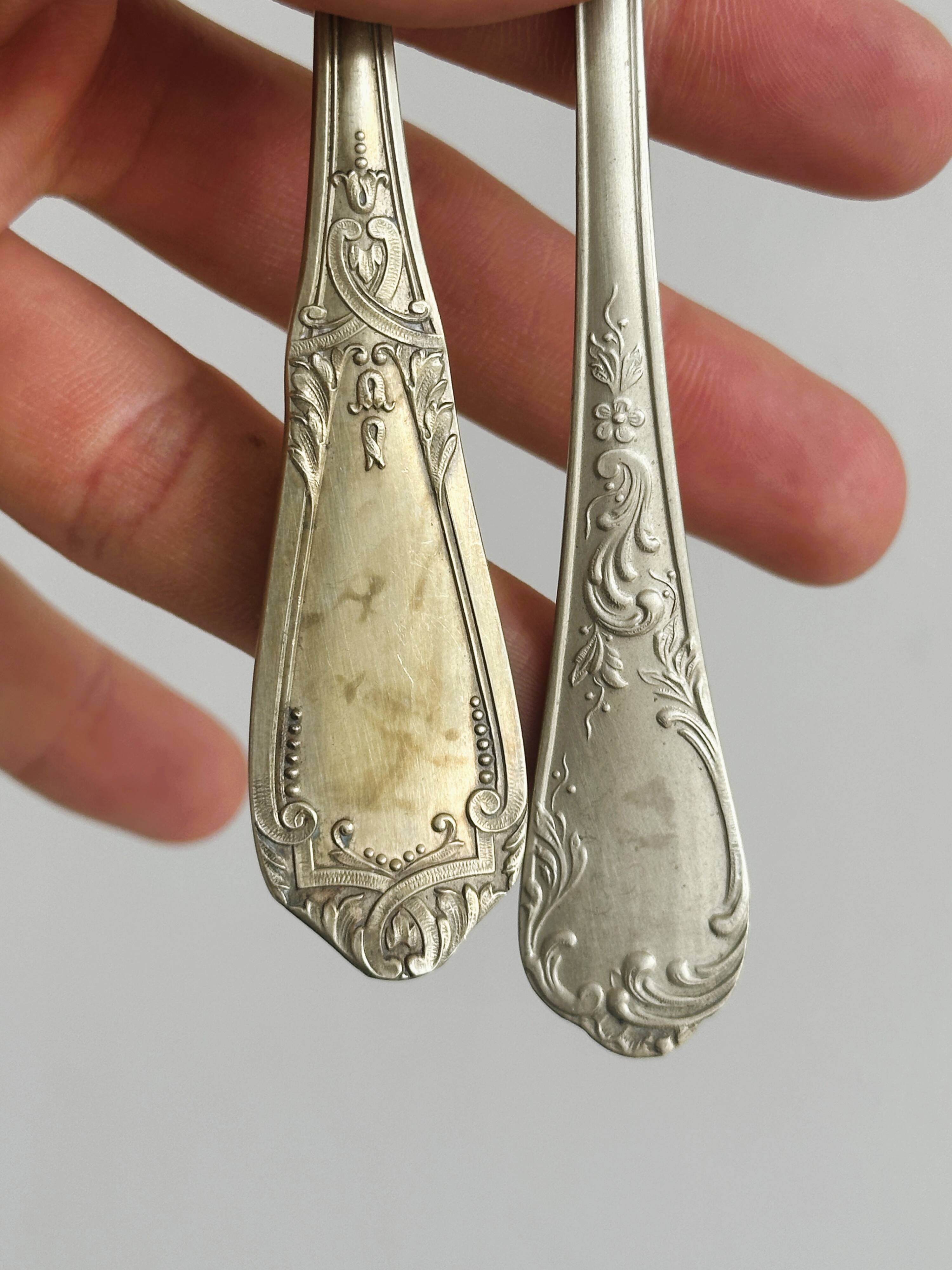 Paire de fourchettes en métal argenté, design orné