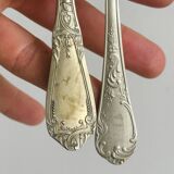 Paire de fourchettes en métal argenté, design orné