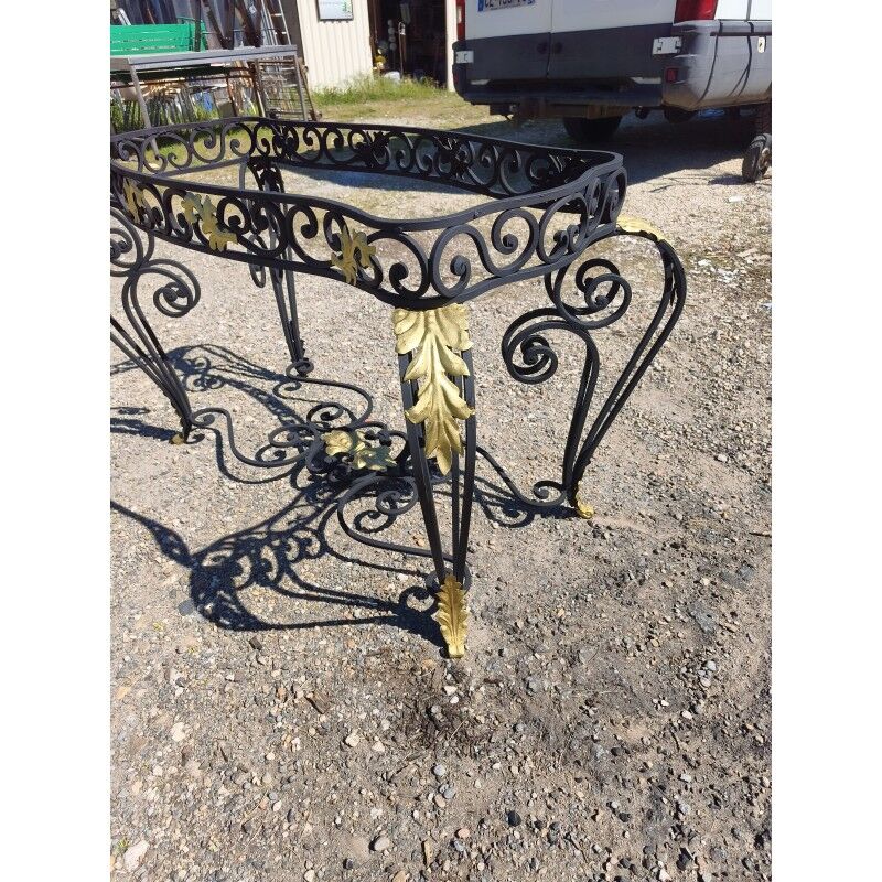 19th-century butcher's table made of wrought iron and twisted.