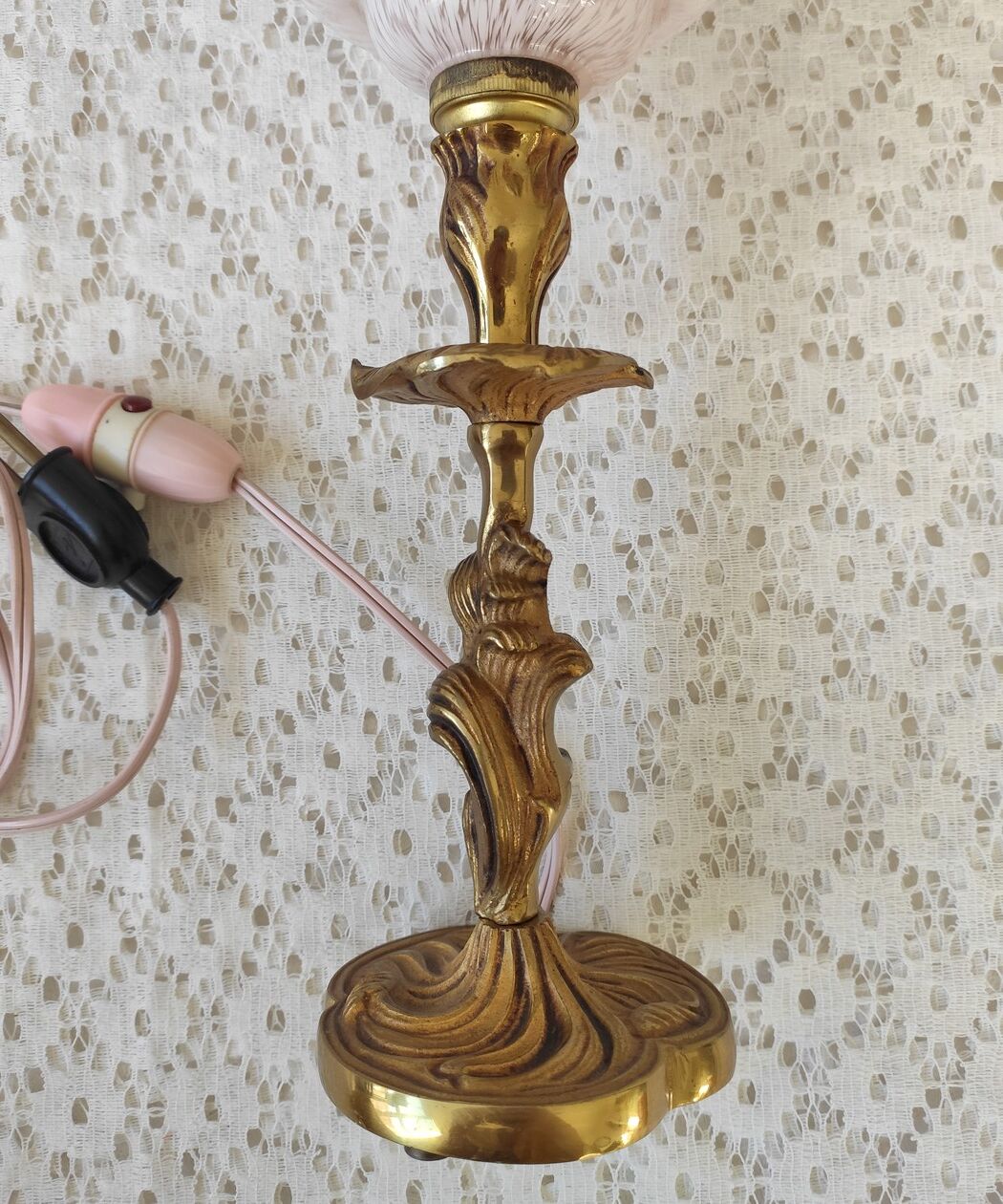 Pink clichy globe lamp and golden metal foot