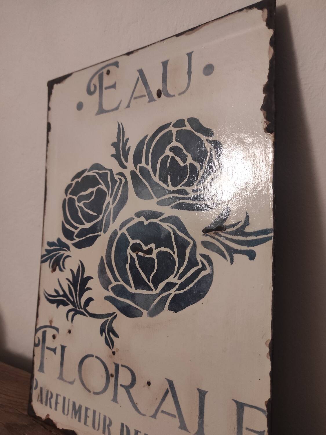 Enameled plaque-style wall decoration