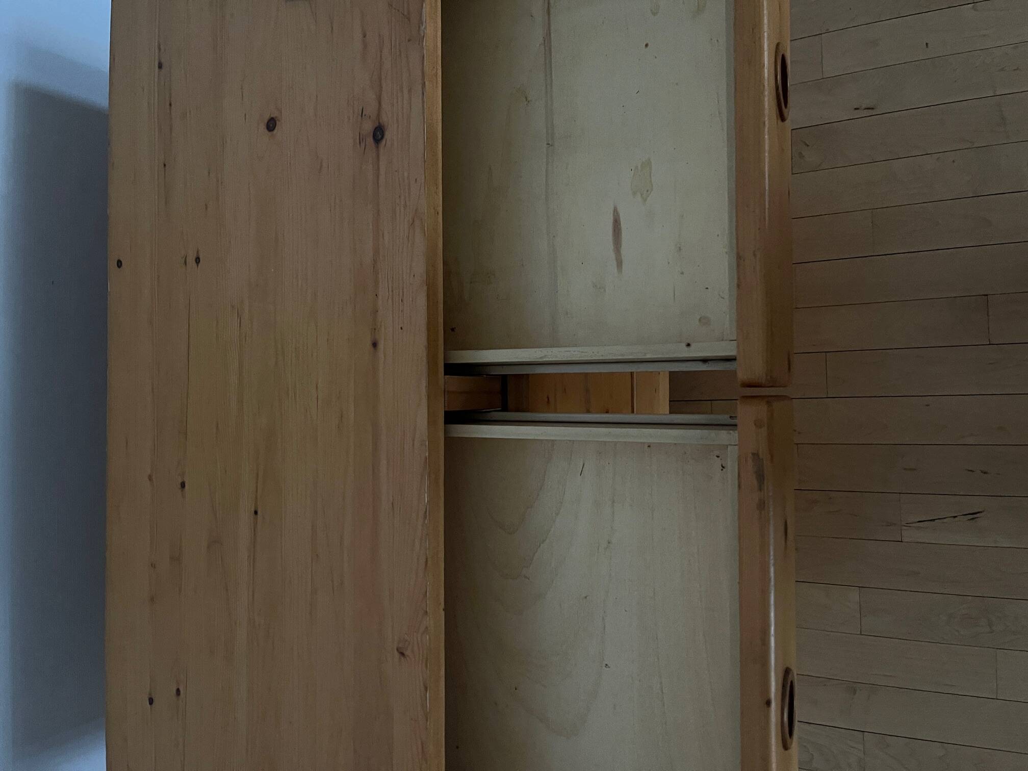 Commode en pin, Charlotte Perriand pour Les Arcs