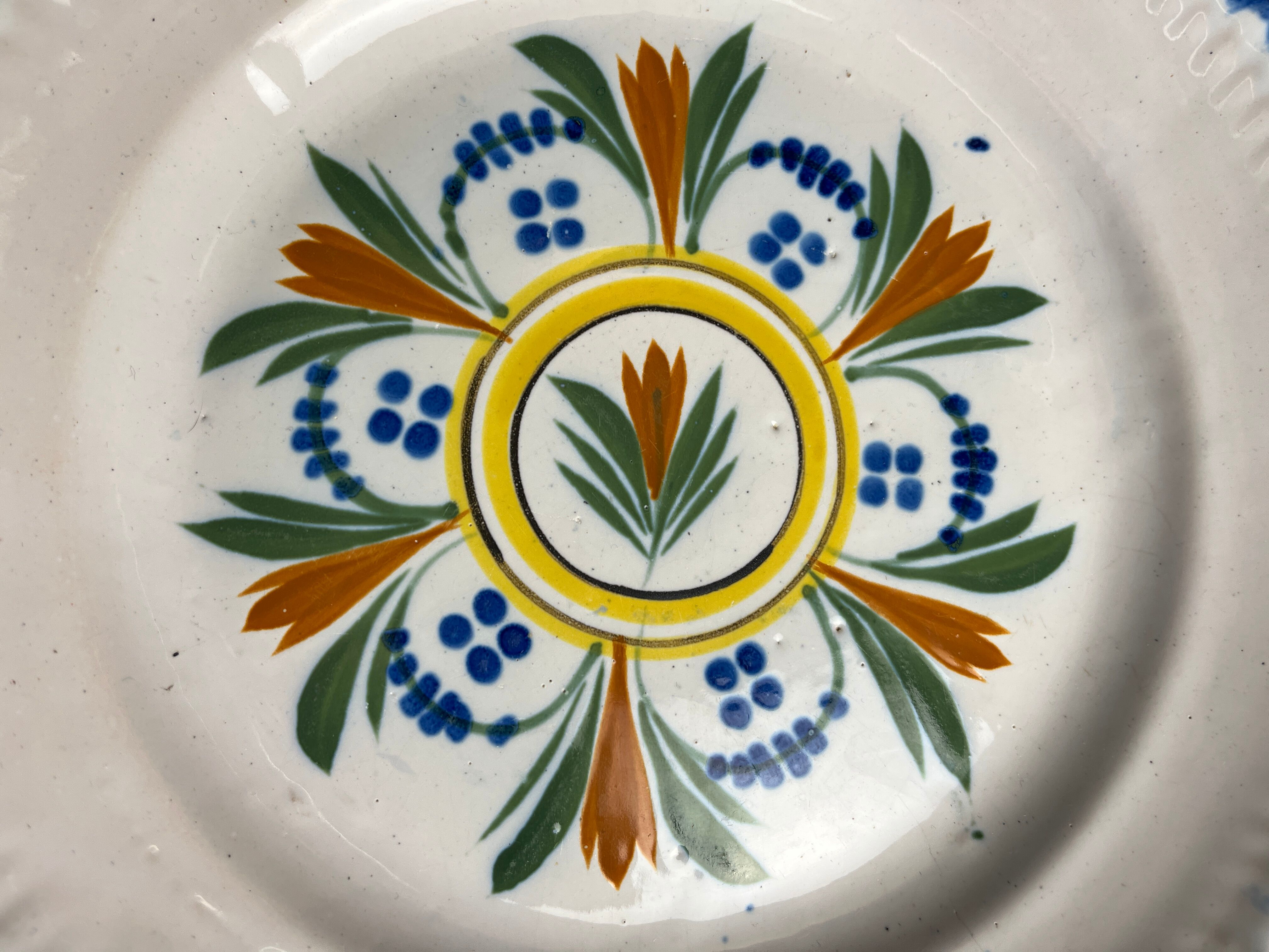 Assiette ancienne faïence de Waly décor végétal XIXème