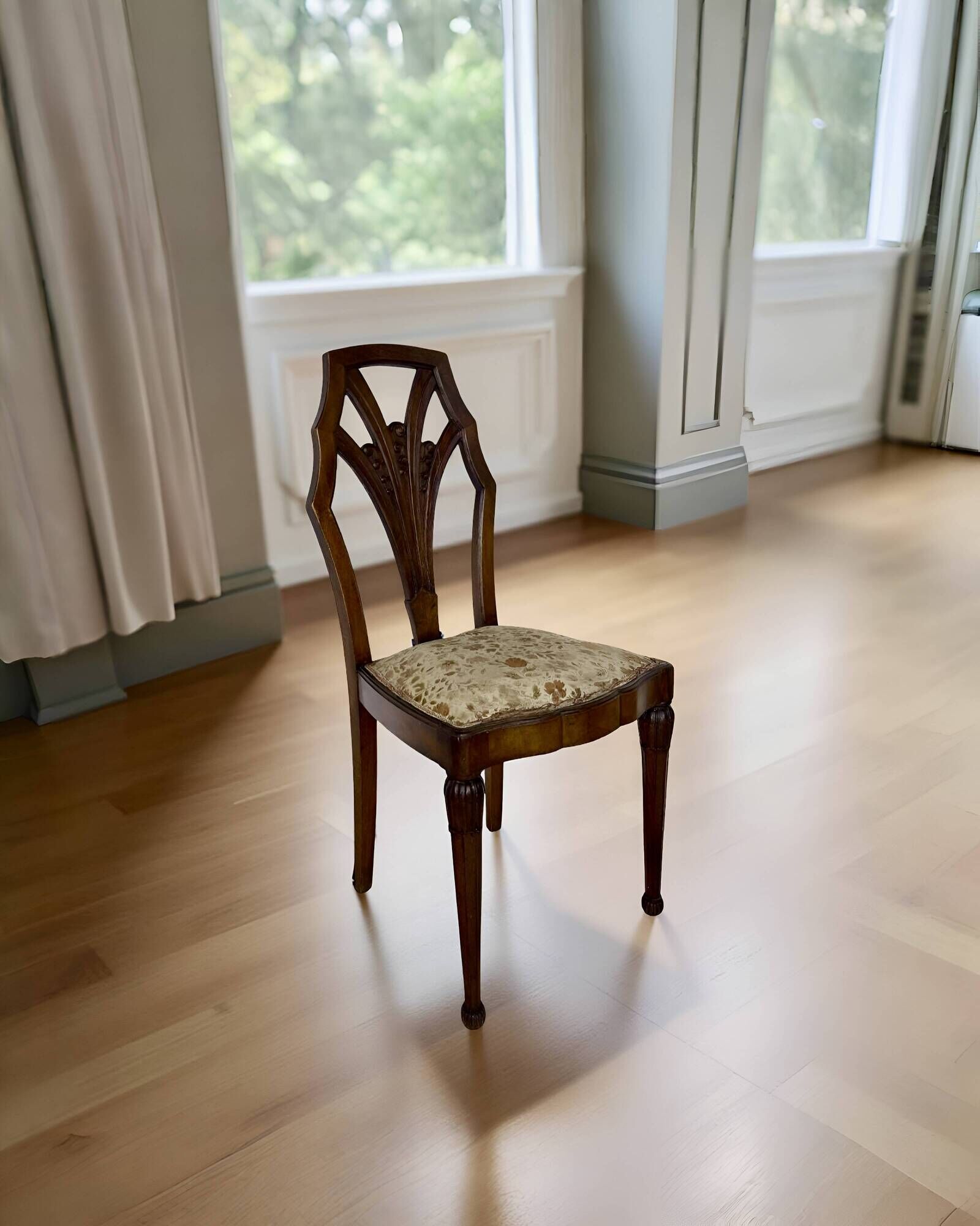 Ensemble de 6 chaises de salle à manger en noyer sculpté Art Déco, années 1920/1930