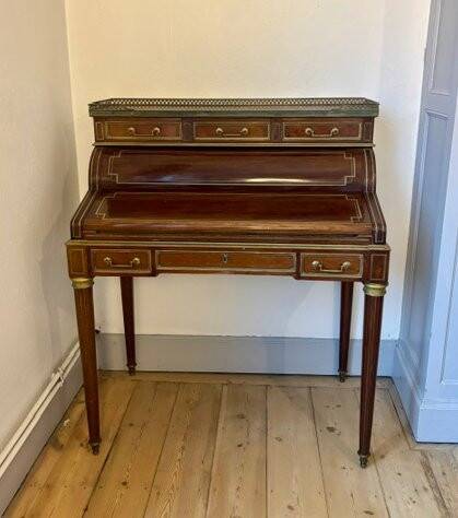 Cylinder desk with a system in mahogany in the Louis XVI style.