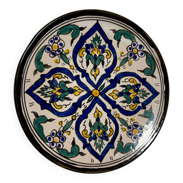 Assiette en terre cuite peinte à la main