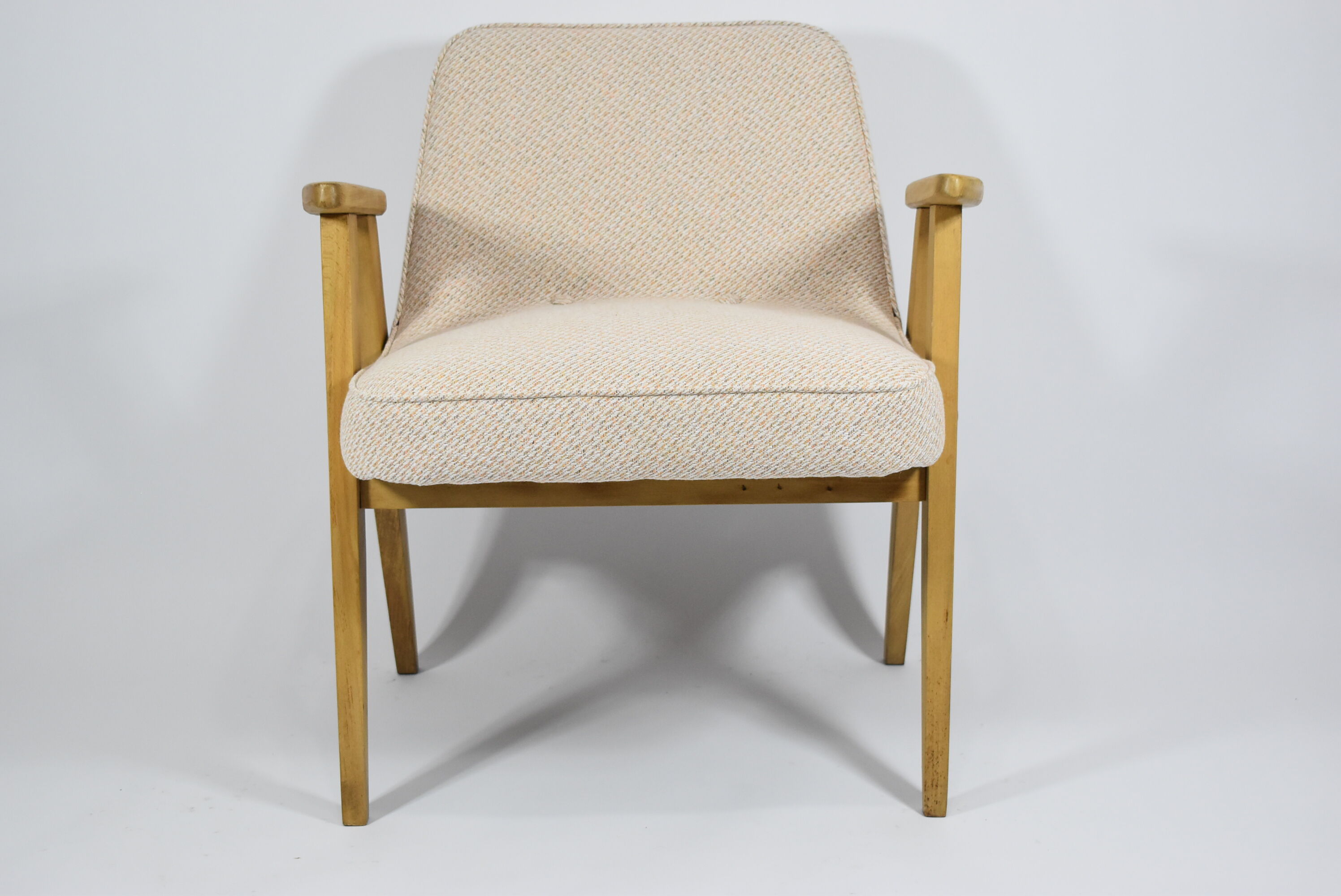 Fauteuil original 366 designer J.Chierowski années 1960, beige, bois de chêne