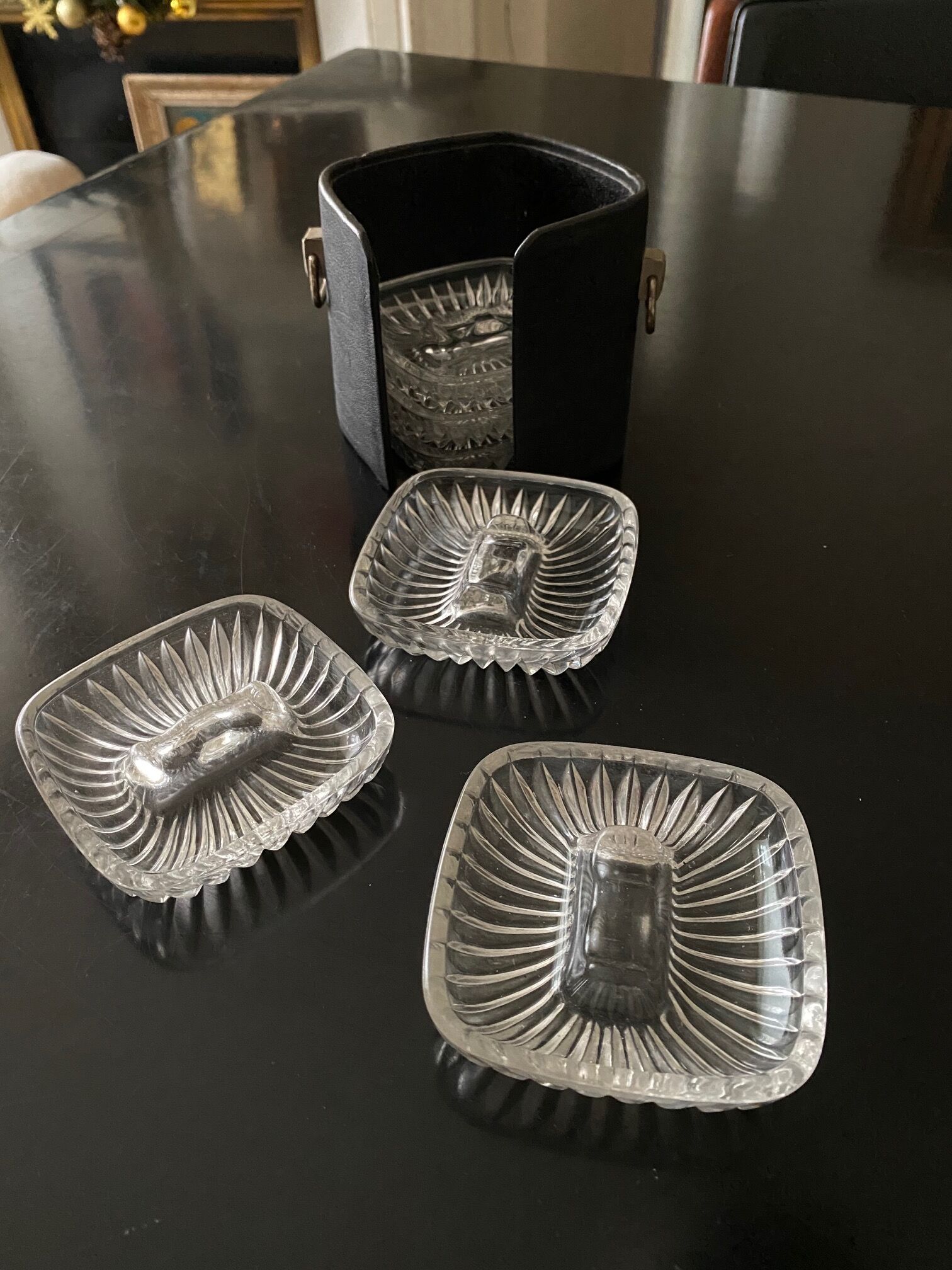 6 individual ashtrays in a leather case