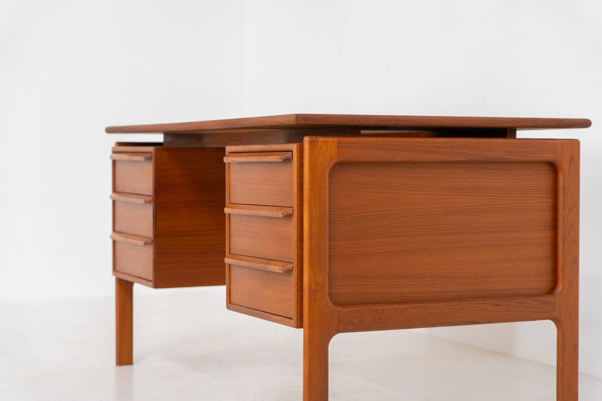 Teak writing desk by Arne Vodder