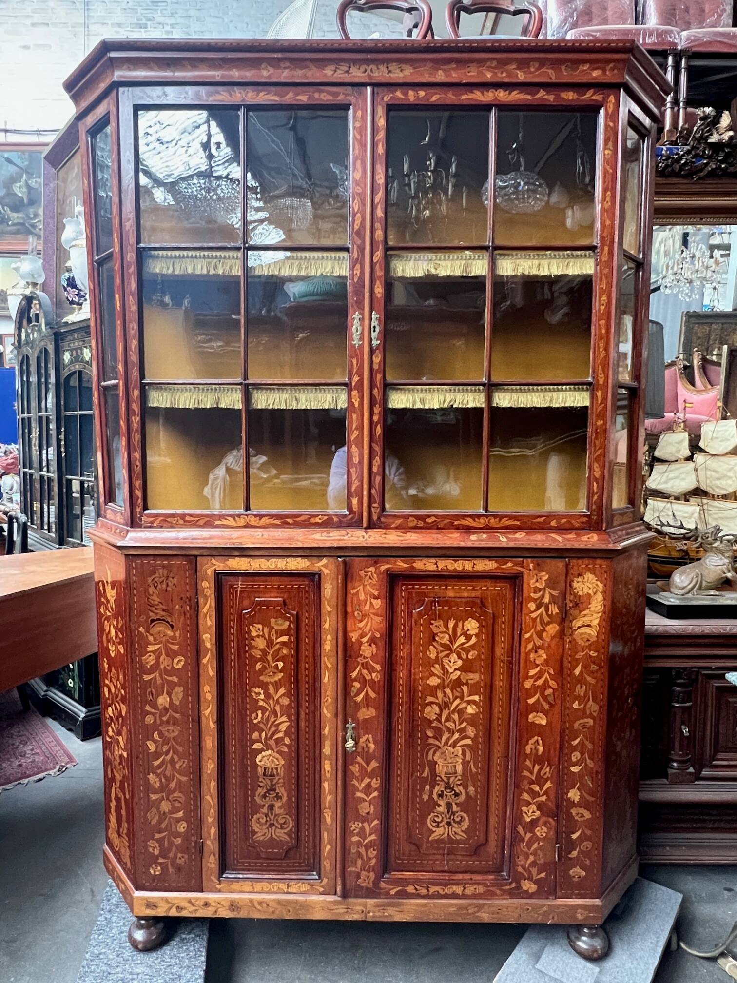 Renaissance display case. Dutch marquetry with floral motifs.