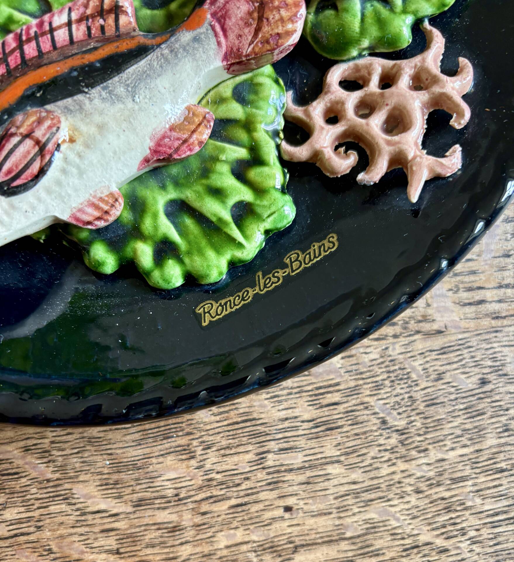 Assiette vintage décorative en barbotine