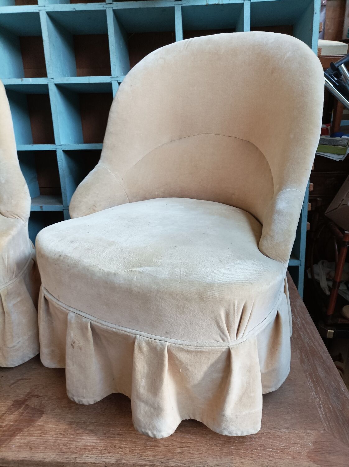 Pair of chair toad old foot black turns turns