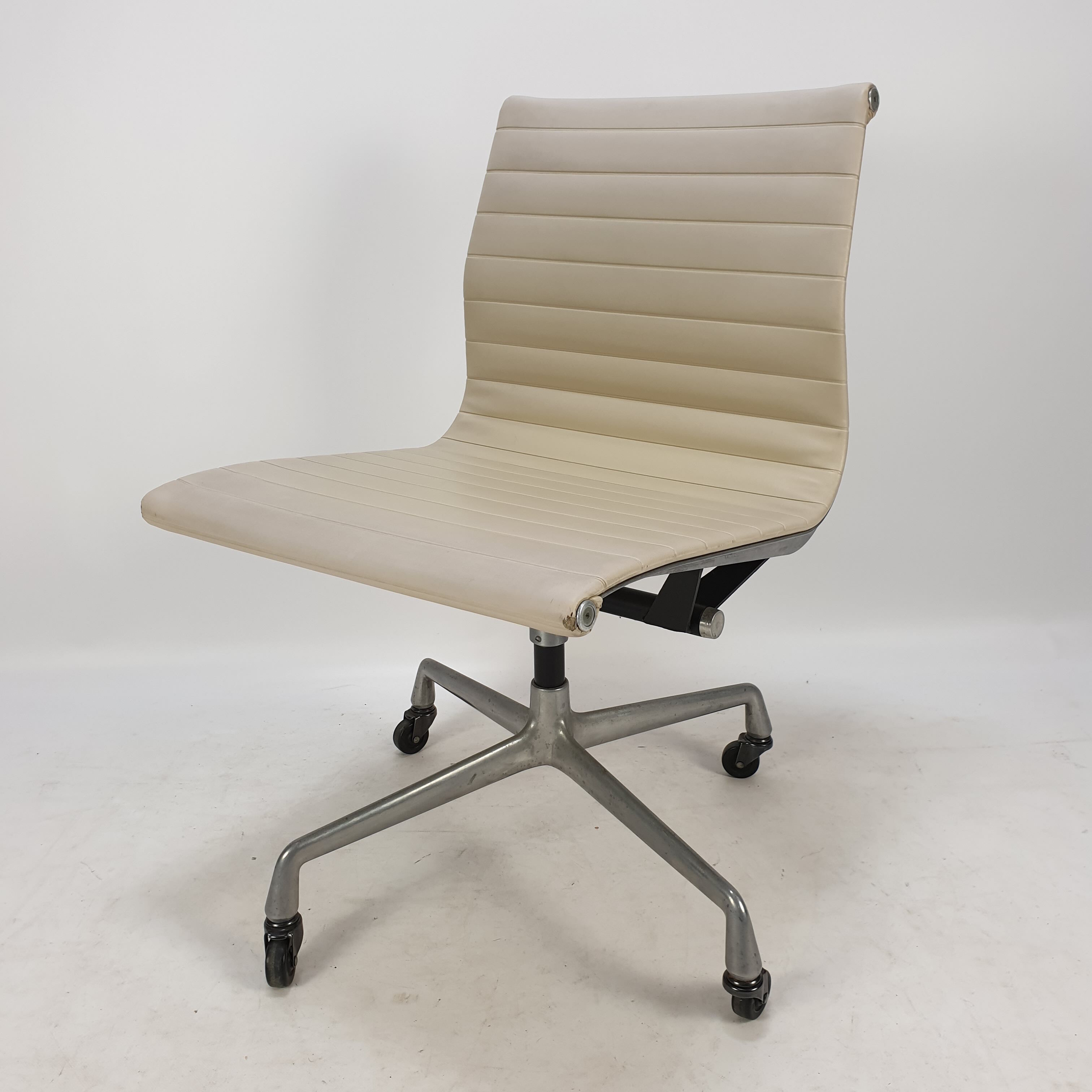 Swivel armchair by Charles & Ray Eames for Herman Miller, 1960