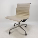 Swivel armchair by Charles & Ray Eames for Herman Miller, 1960