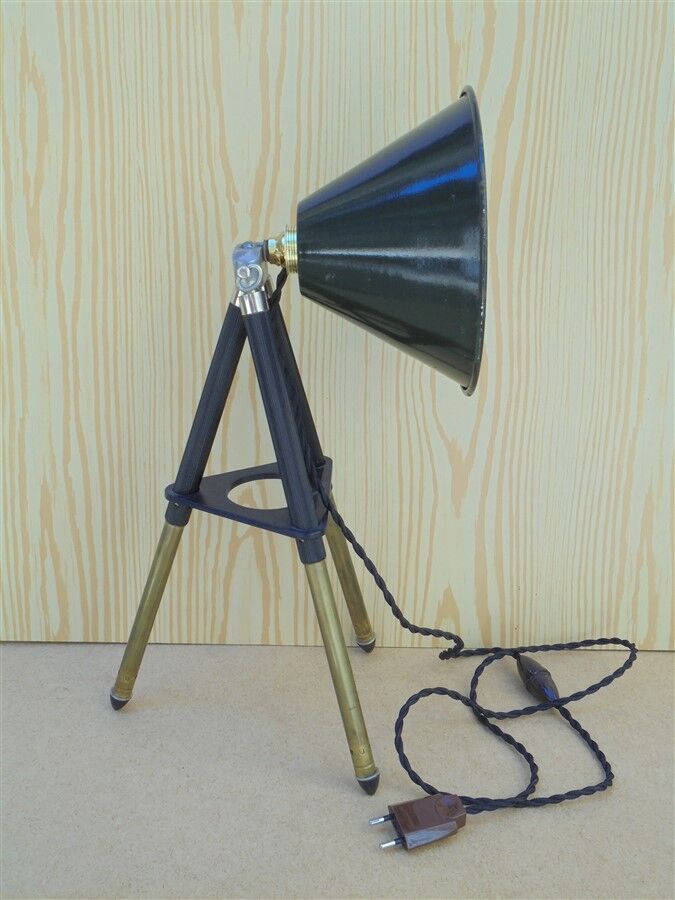 Tripod lamp with adjustable height