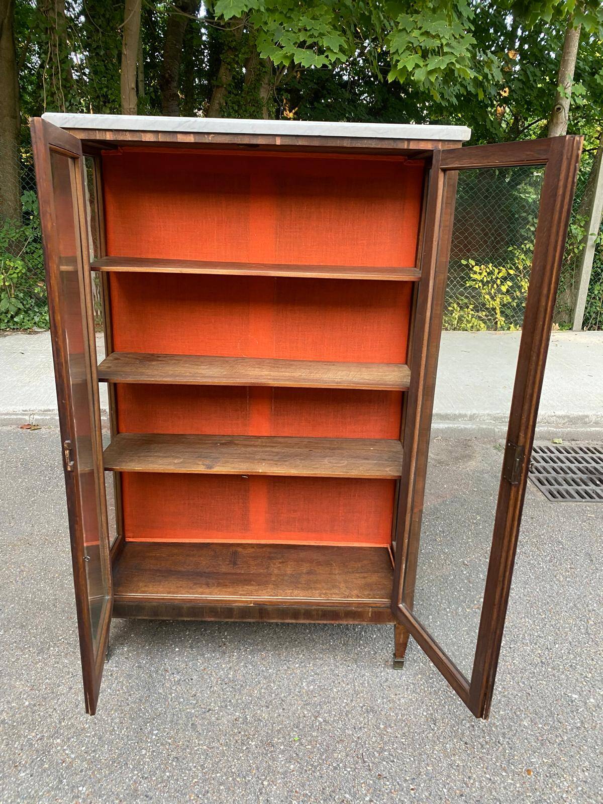 Louis XVI display cabinet in wood and marble from the 19th century.
