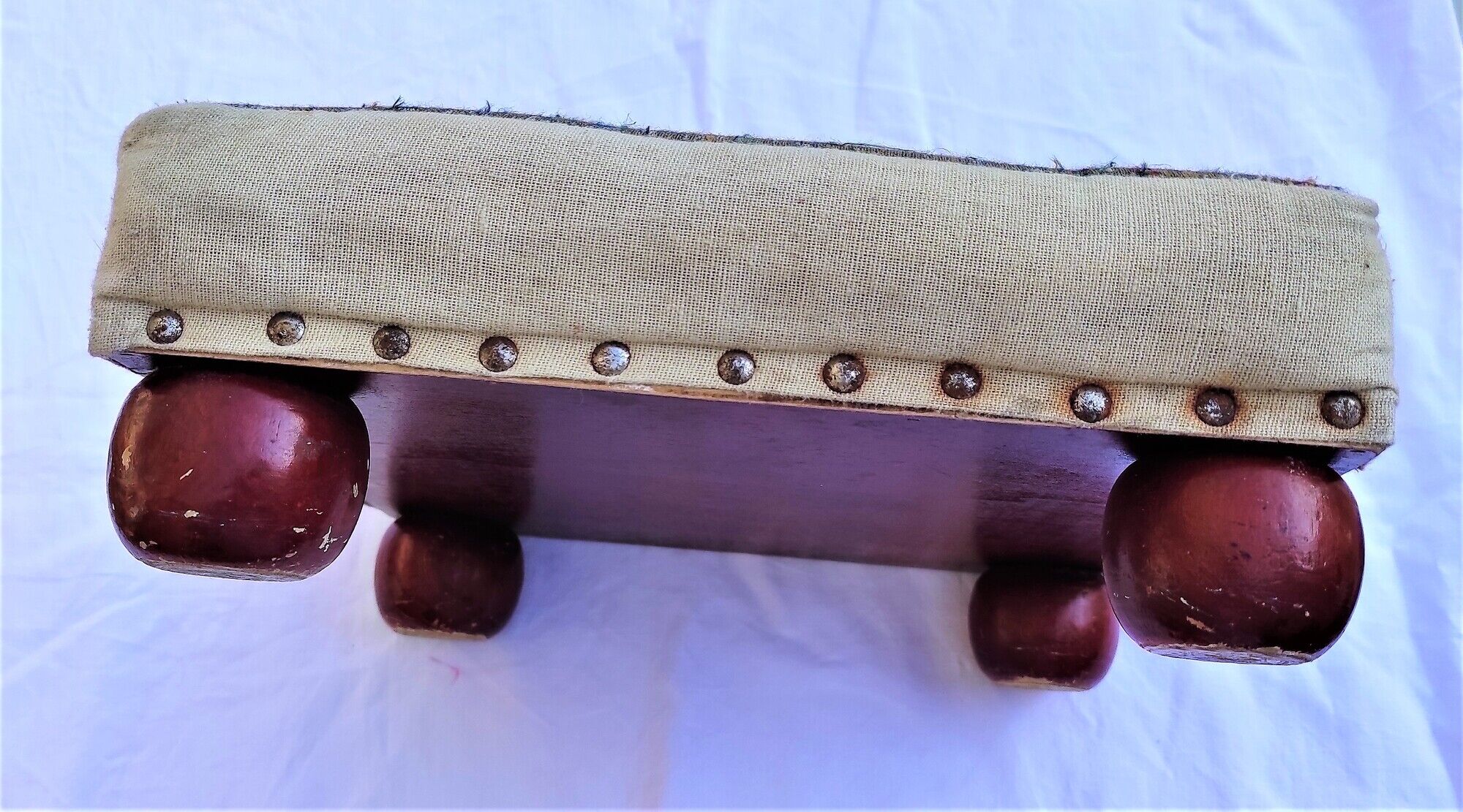 Antique wooden footrest with sheep décor fabrics in the meadow VINTAGE