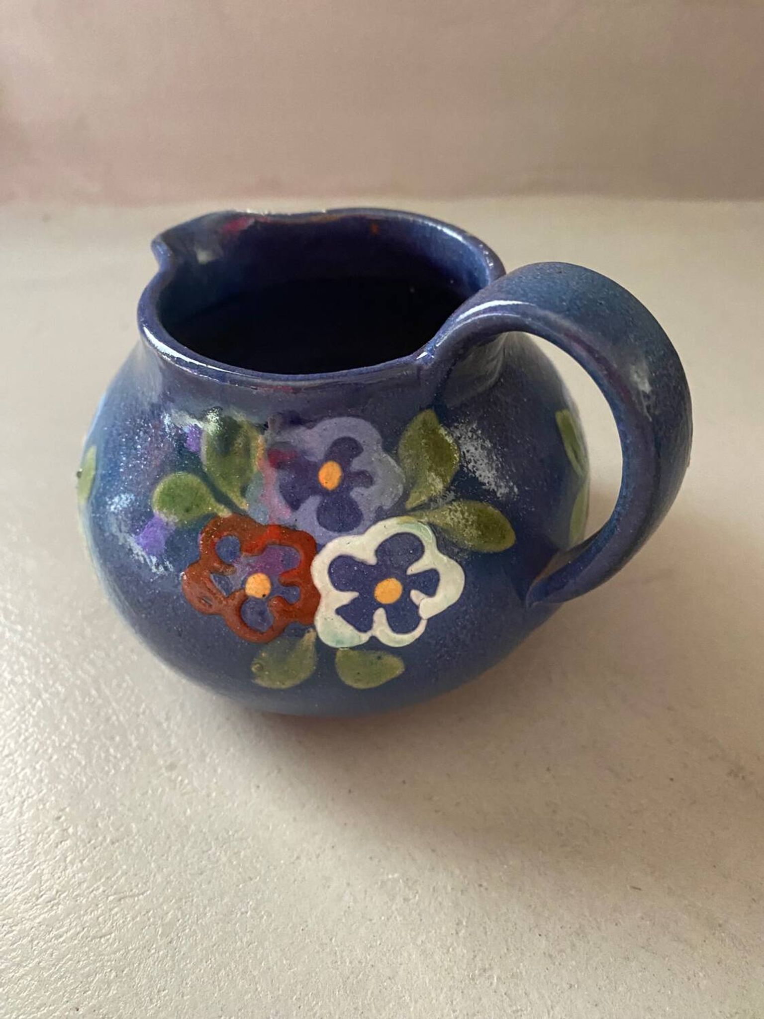 Pichet bleu et fleurs prop art jean garillon soufflenheim alsace