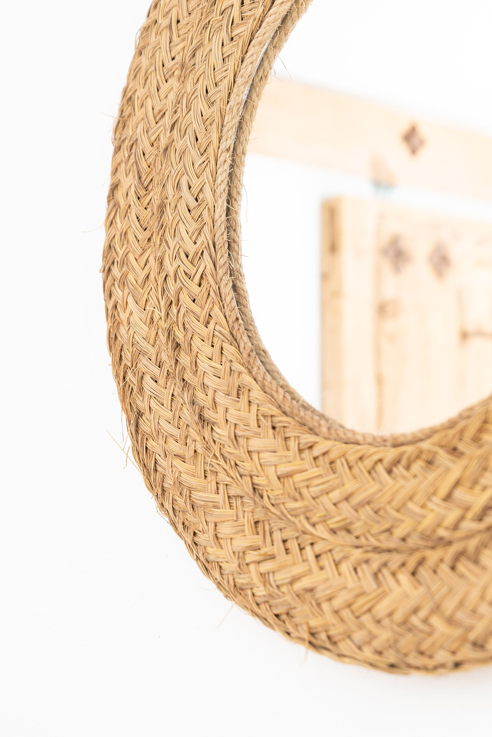 Round mirror made of esparto grass